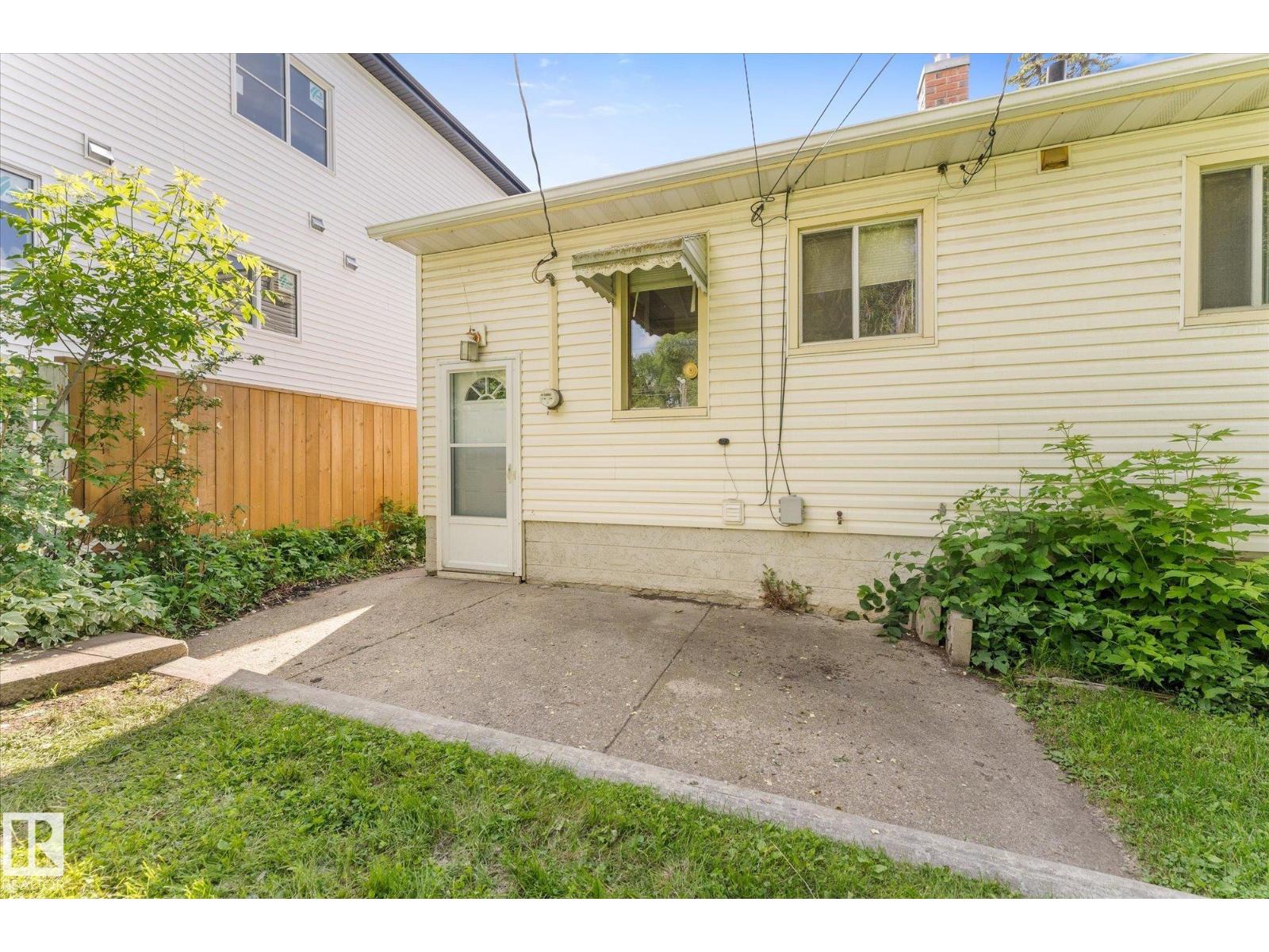 9315 86 ST NW - 32
