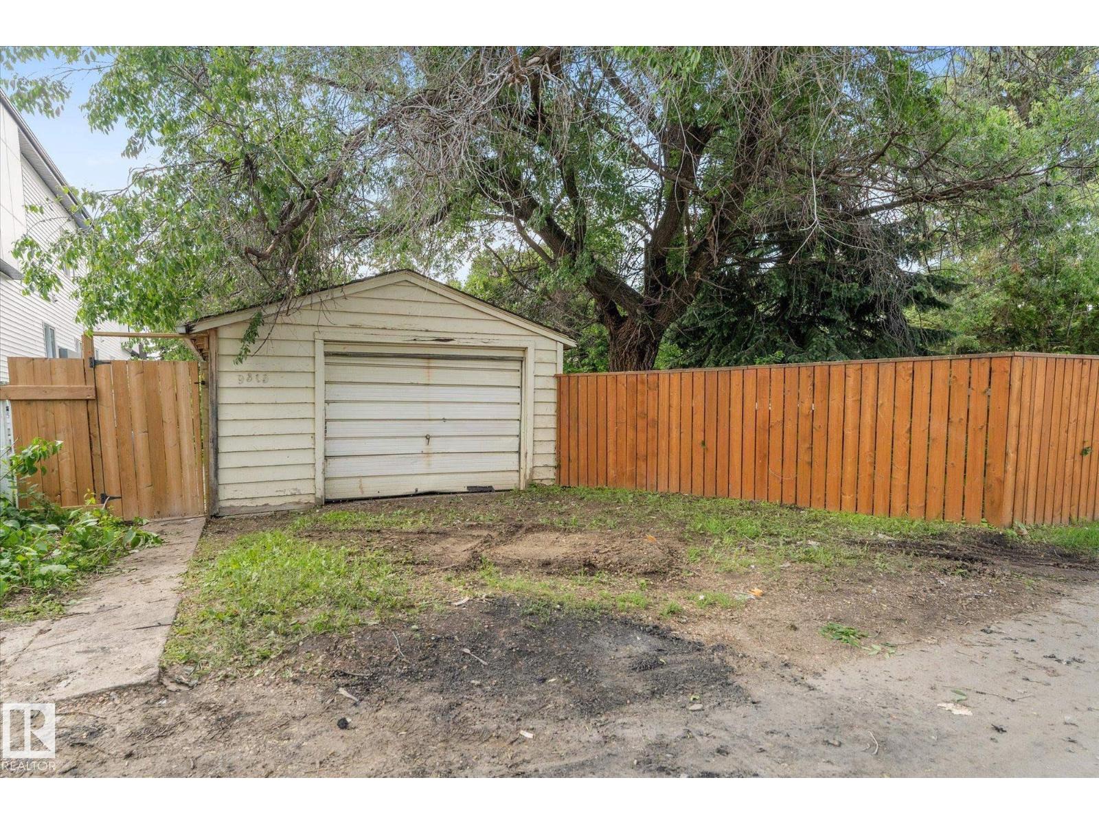 9315 86 ST NW - 33