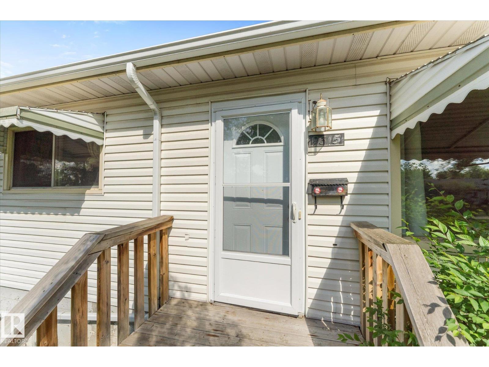 9315 86 ST NW - 36