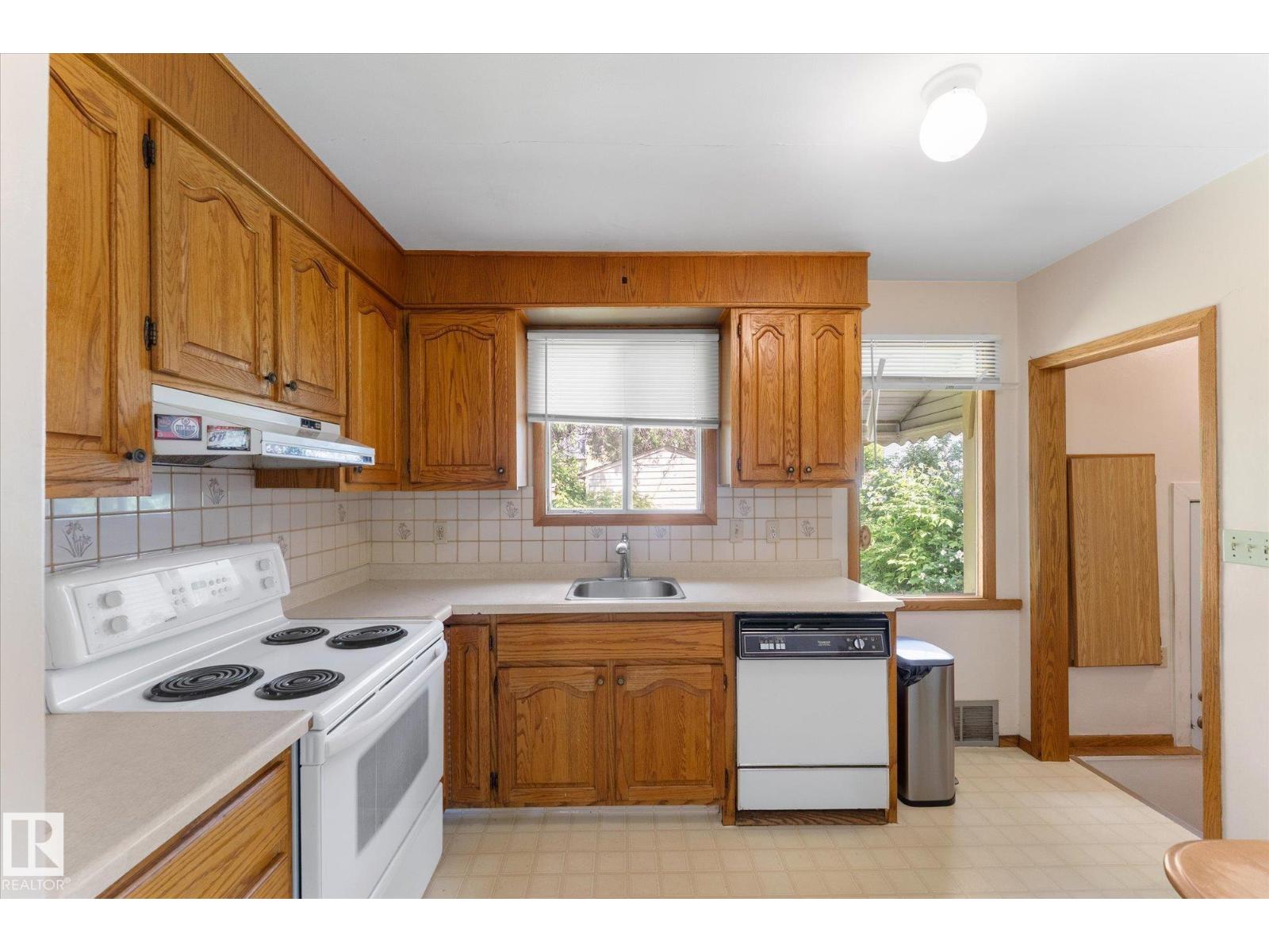 9315 86 ST NW - 8