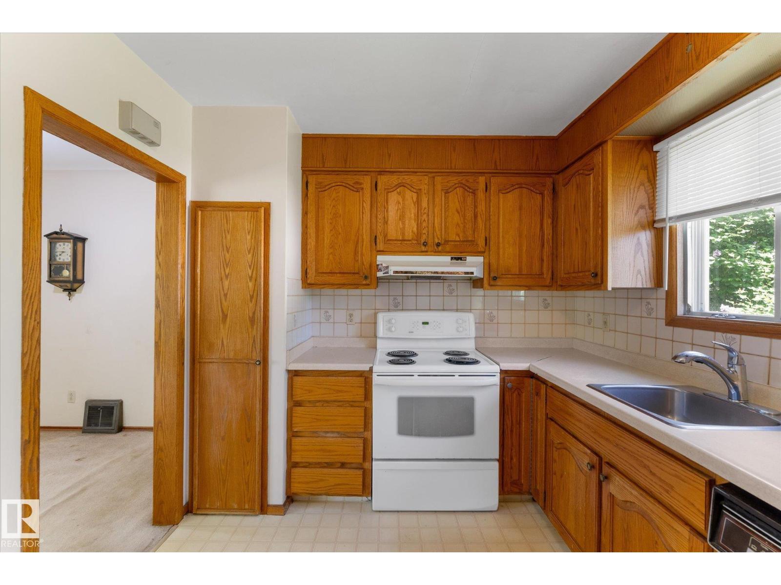 9315 86 ST NW - 9