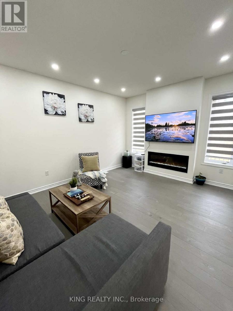 63 COBRIZA CRESCENT - 15