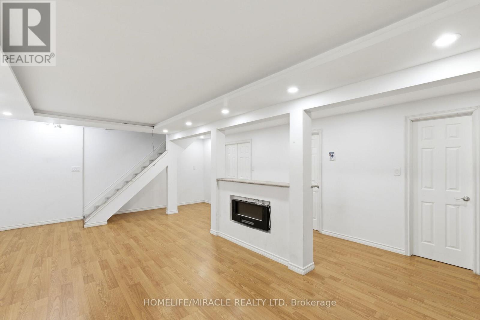 860 TRAFALGAR STREET - 32