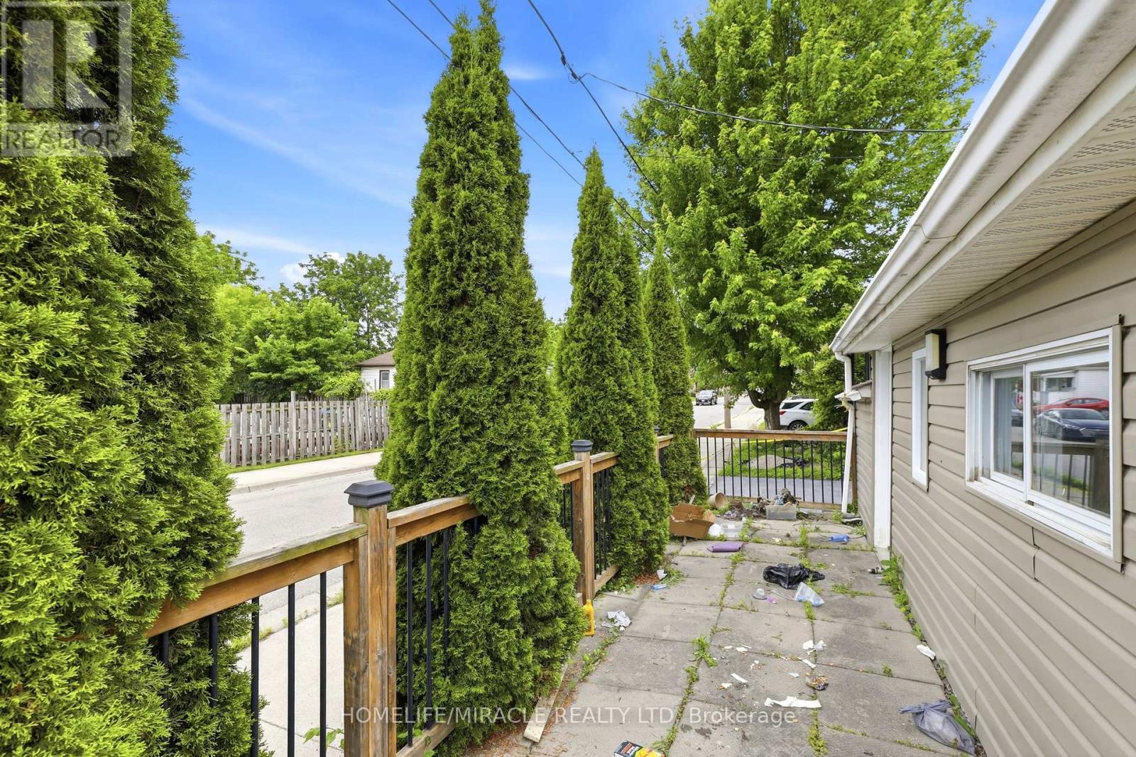 860 TRAFALGAR STREET - 37