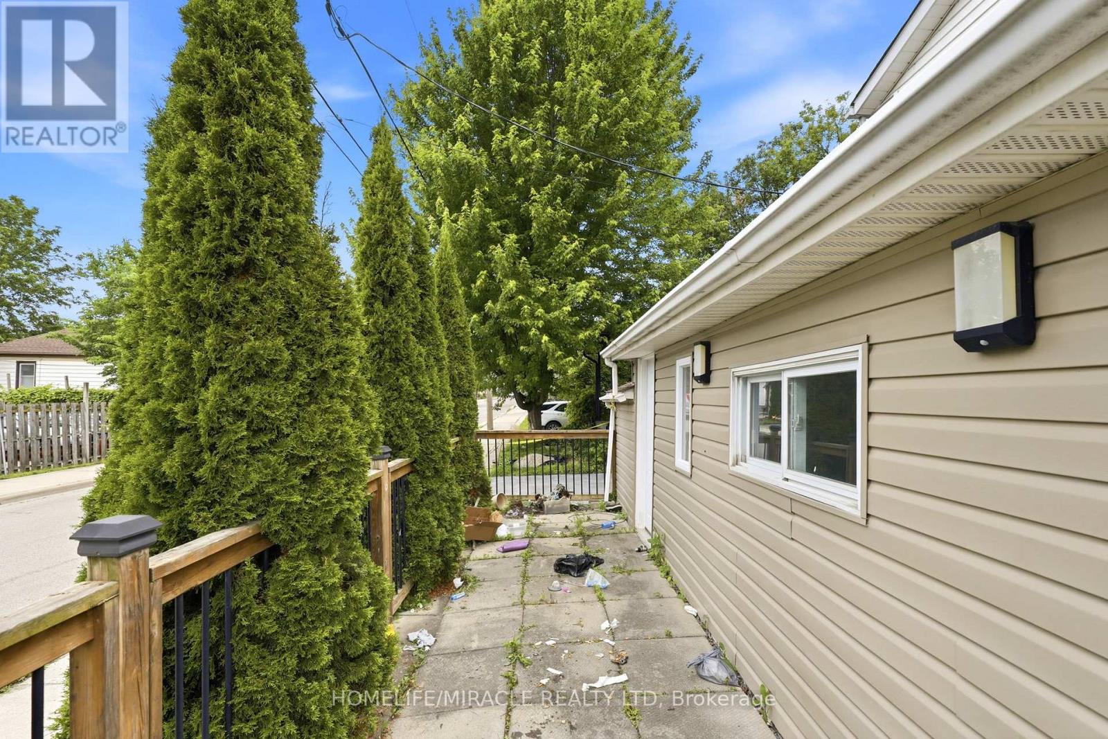 860 TRAFALGAR STREET - 38