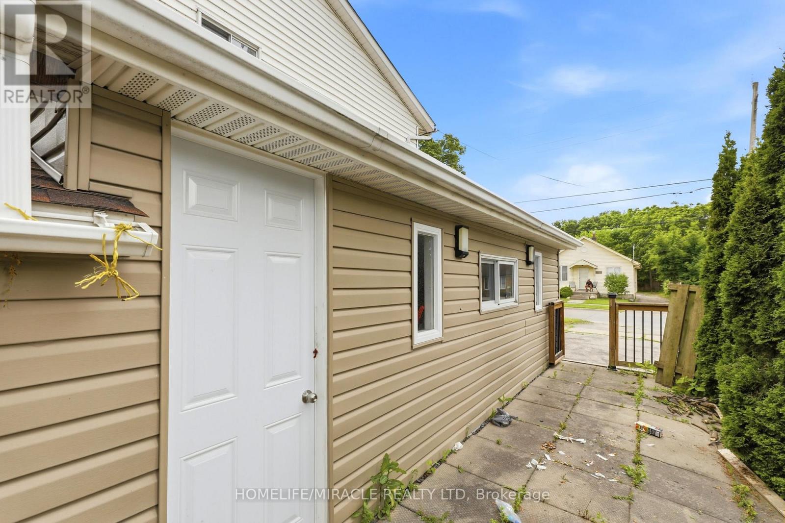 860 TRAFALGAR STREET - 39