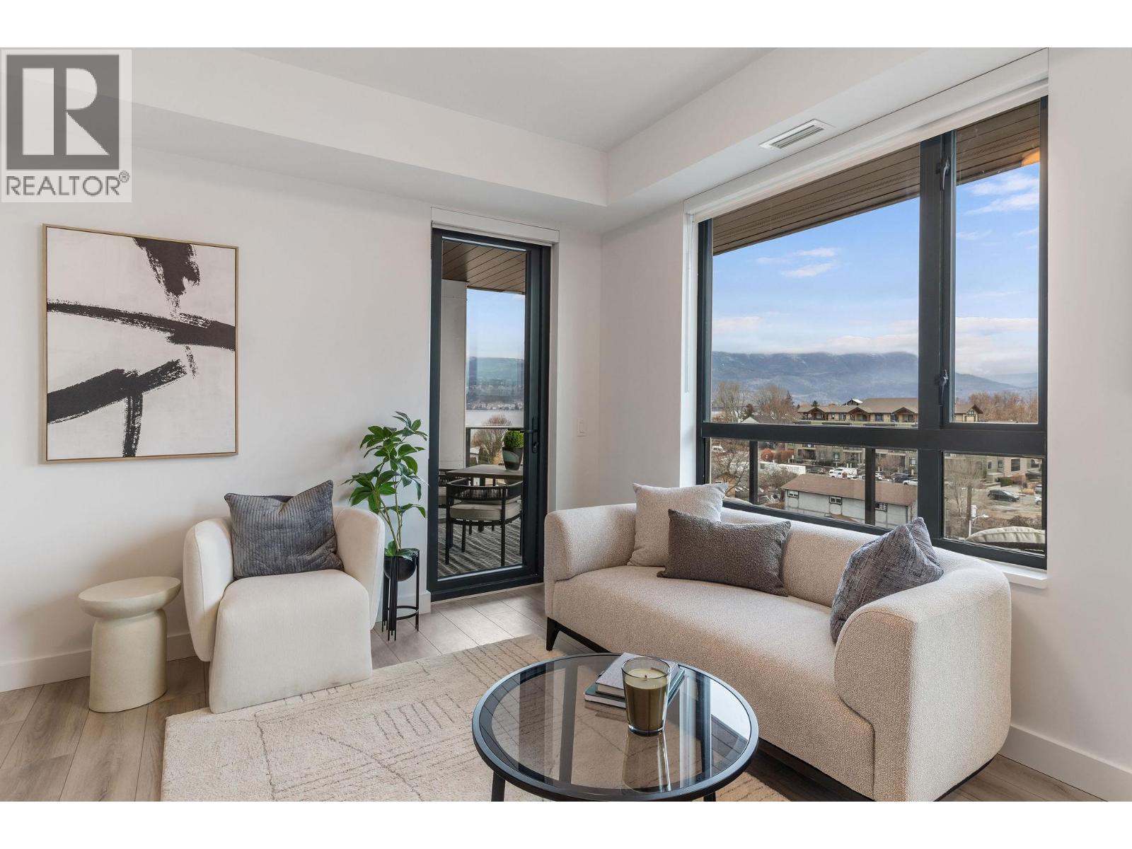 #203 3051 Abbott Street - 7
