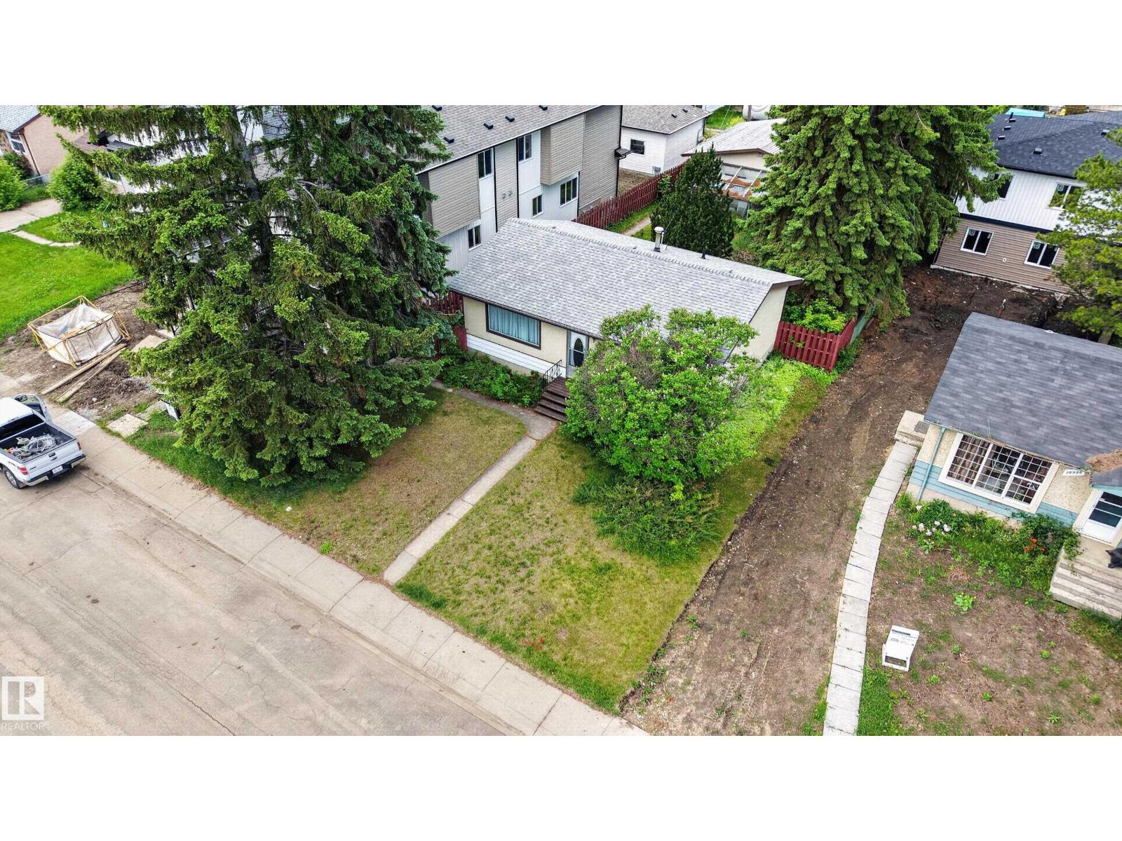 10924 154 ST NW - 4