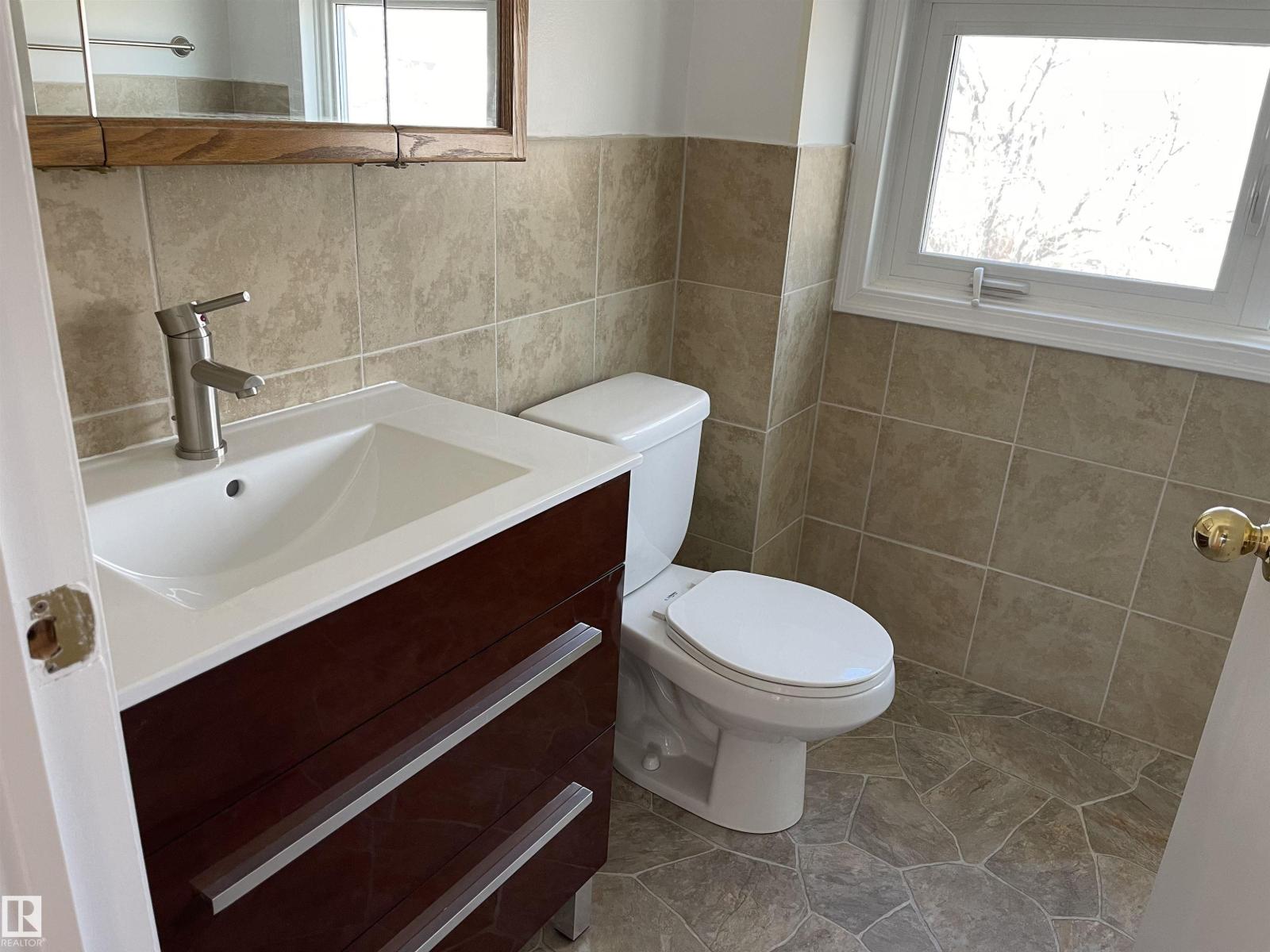 11161 96 ST NW - 16