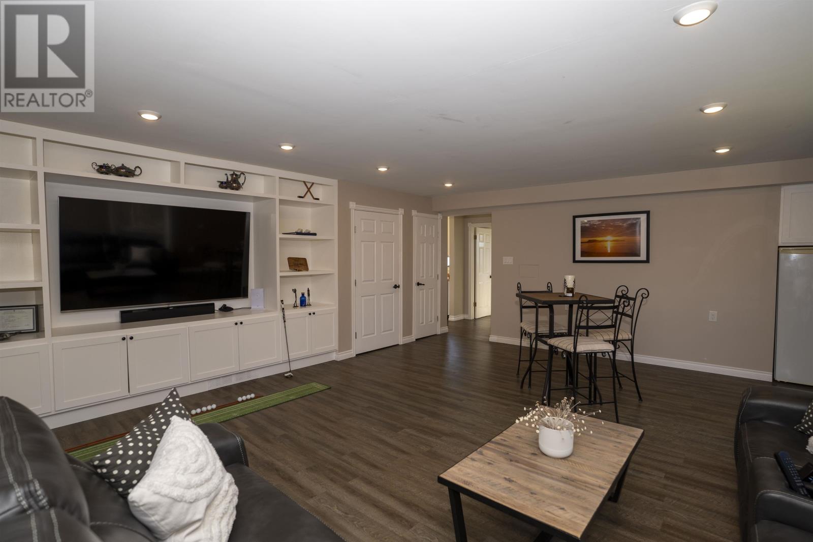 26 Margaret St S - 27