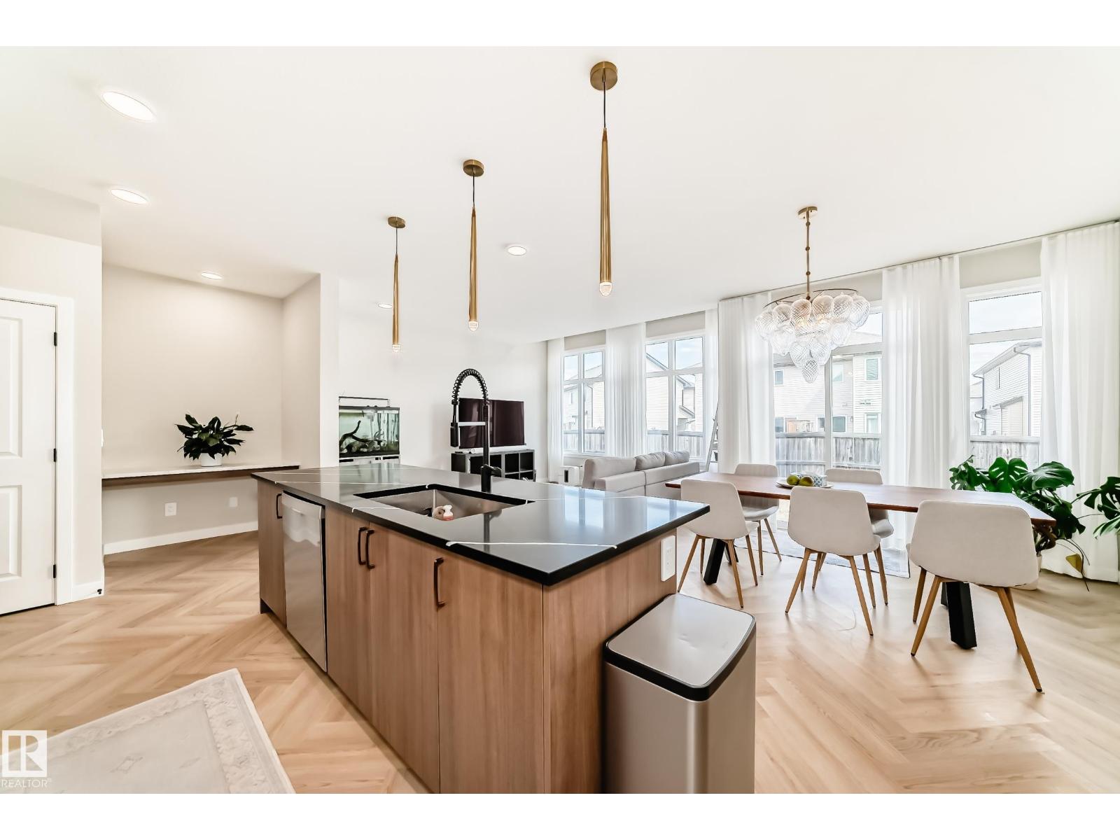 4231 206 ST NW - 10