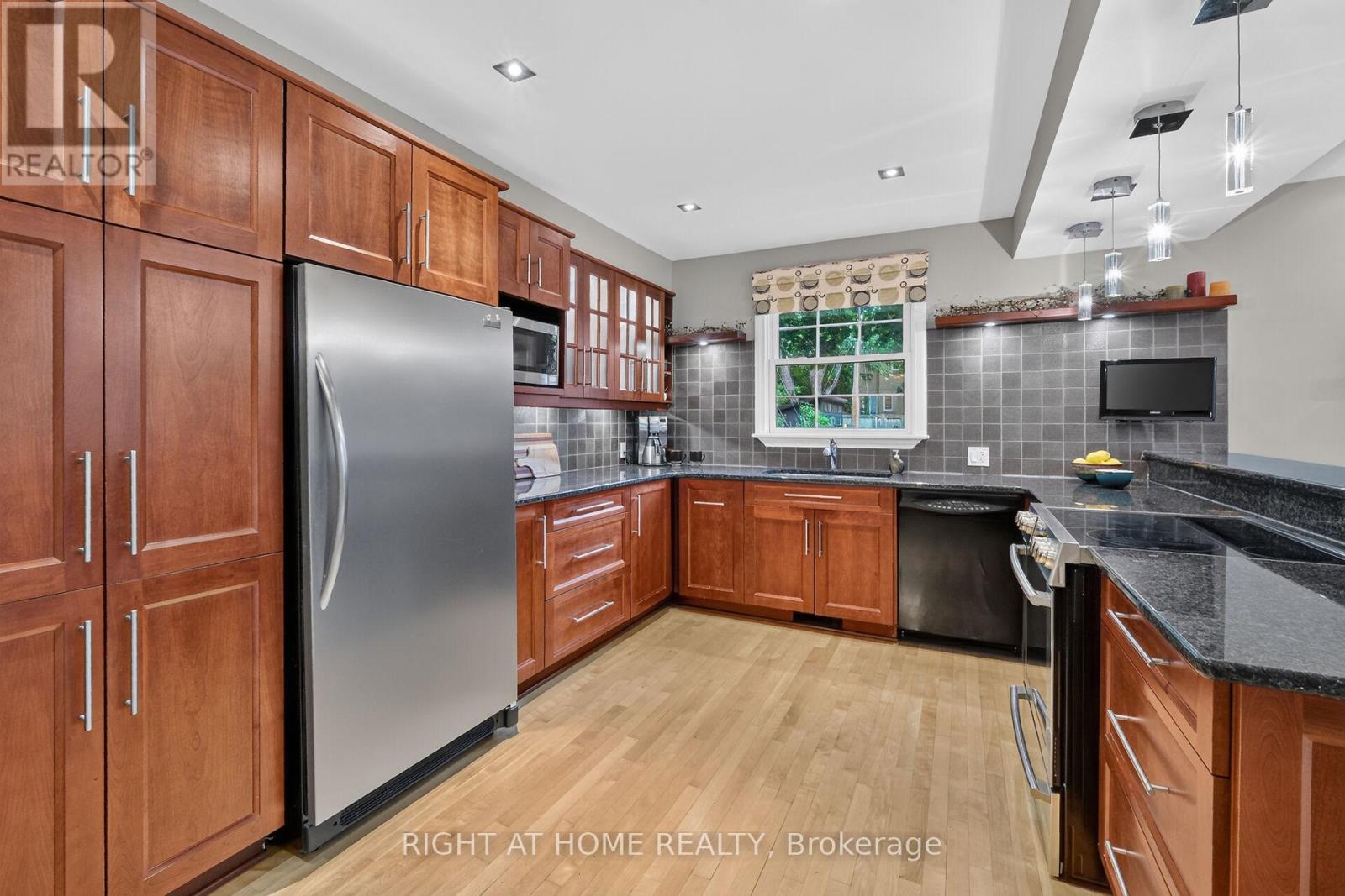 4 Bed, 3 Bath House for Sale in Ottawa – 949 KINGSMERE AVENUE, Ottawa – MLS# X13472810 - Image 23