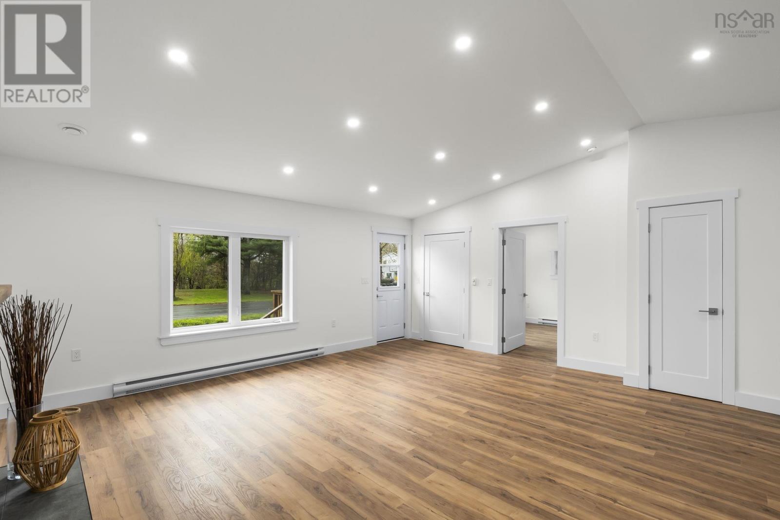 1649 Avondale Road - 11