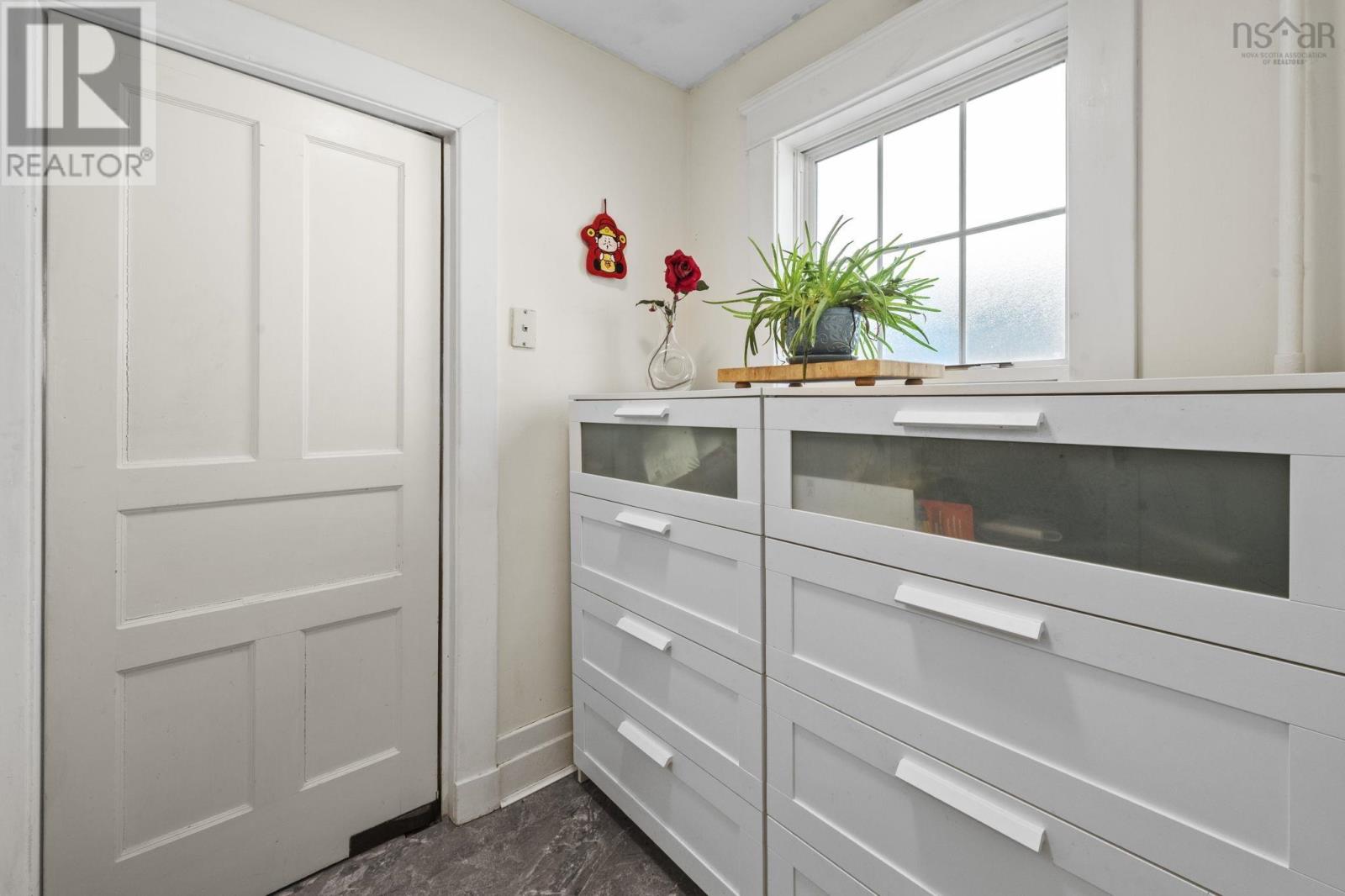 949 McLean Street - 18