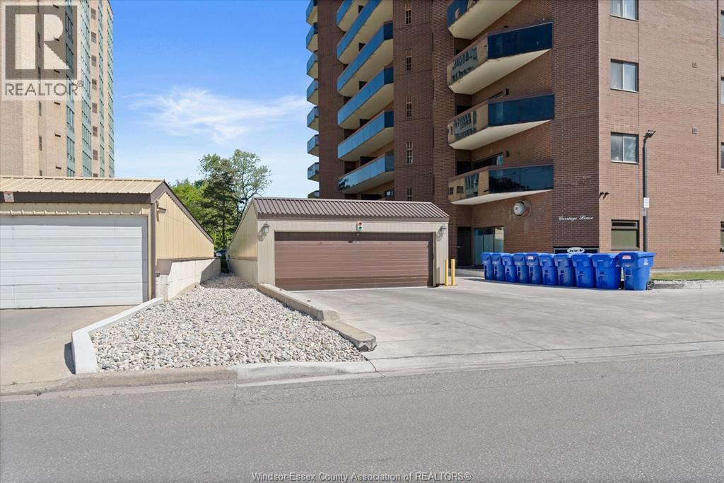 #702 3663 Riverside DRIVE East - 34