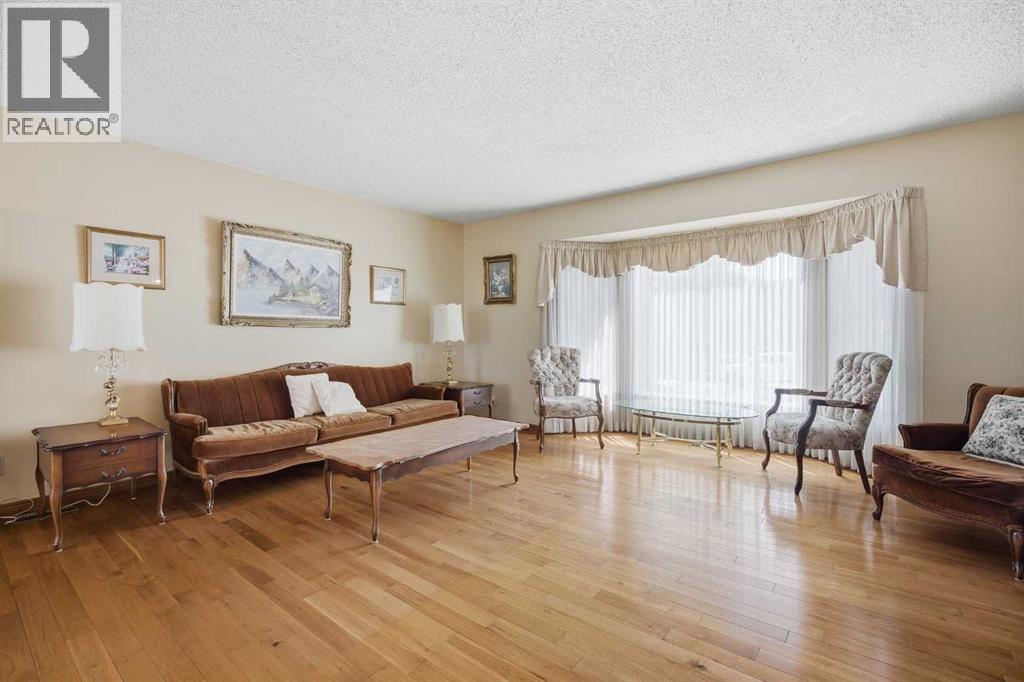 Livingroom with Large Bay Window