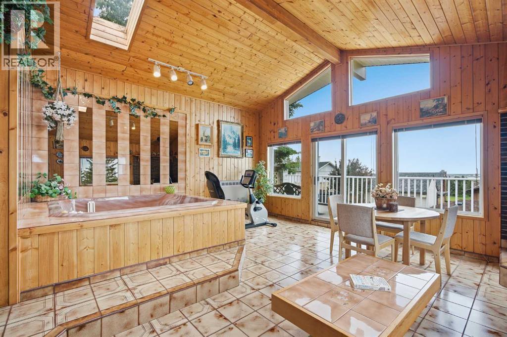 Hot tub/shower to the left