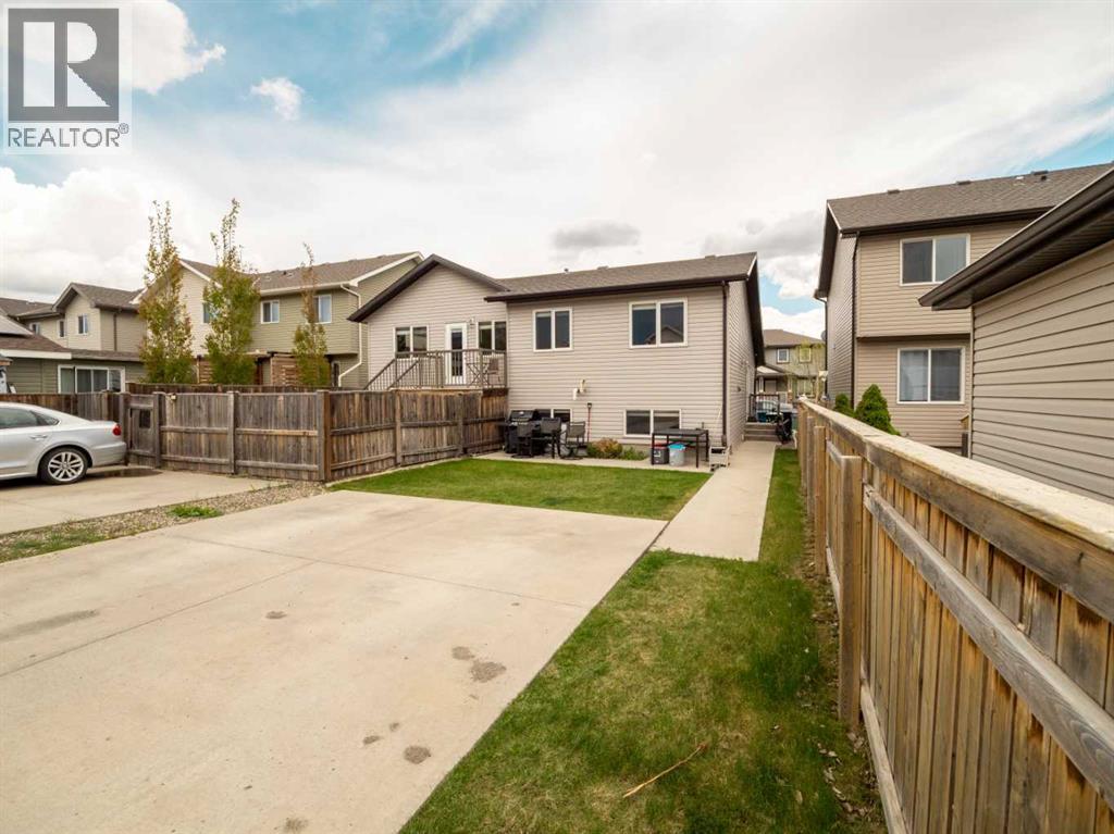 825 Silkstone Close W - 32