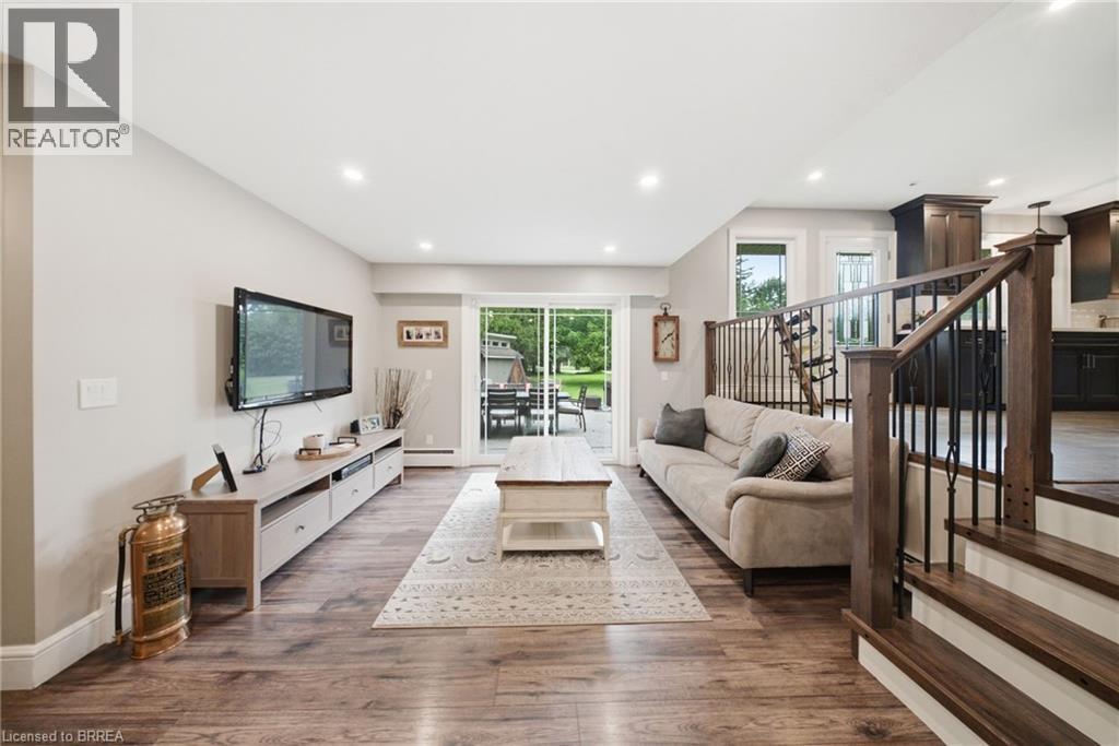 3-bedroom home for sale at 17 PLEASANT Crescent, Brantford ON · photo 4 of 42