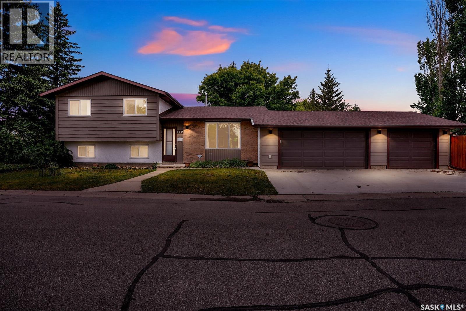 1244 Runciman CRESCENT N - 3