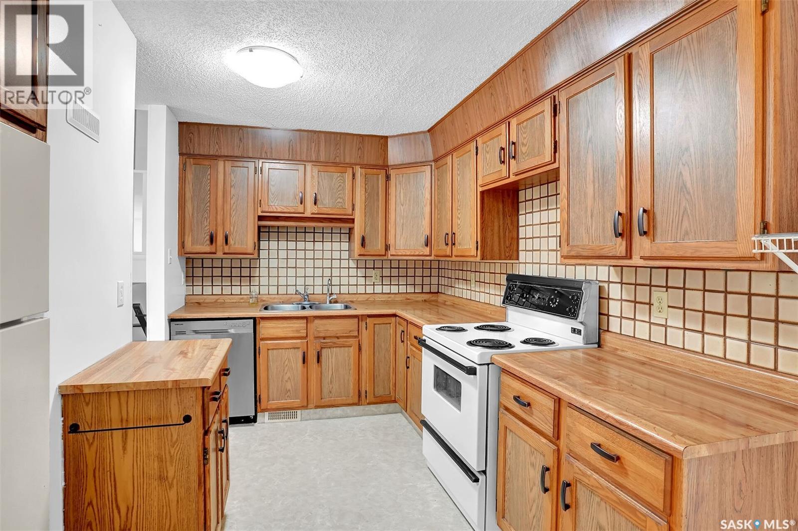 1244 Runciman CRESCENT N - 10