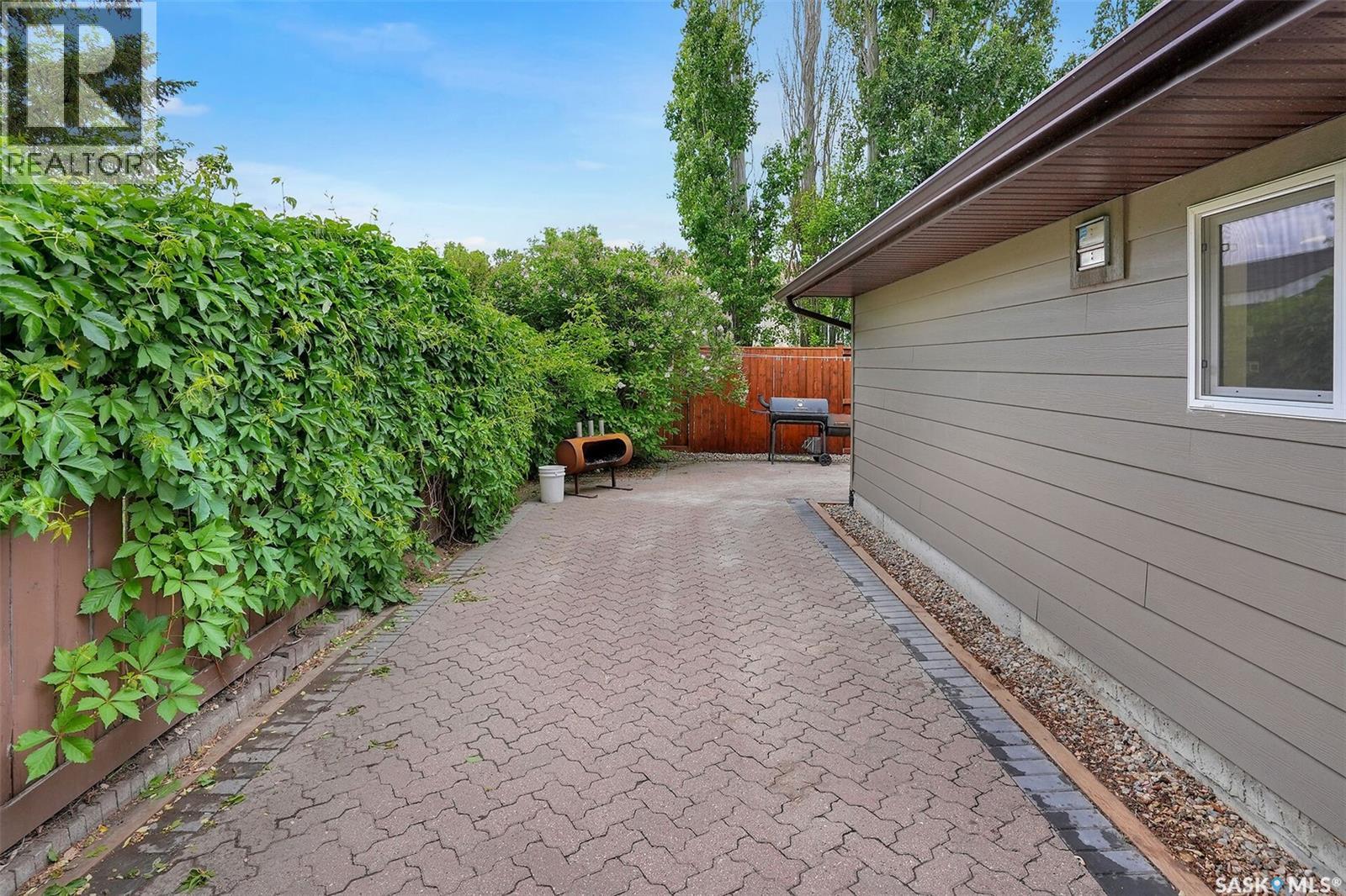 1244 Runciman CRESCENT N - 36