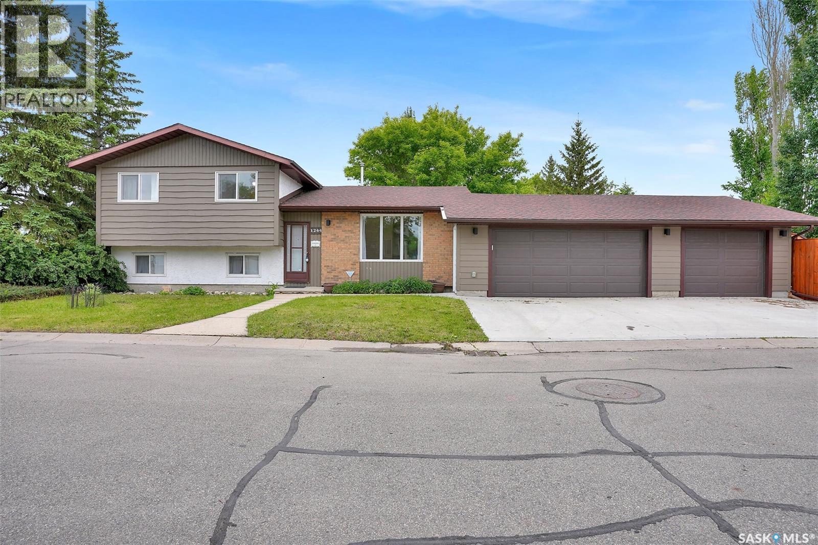 1244 Runciman CRESCENT N - 1