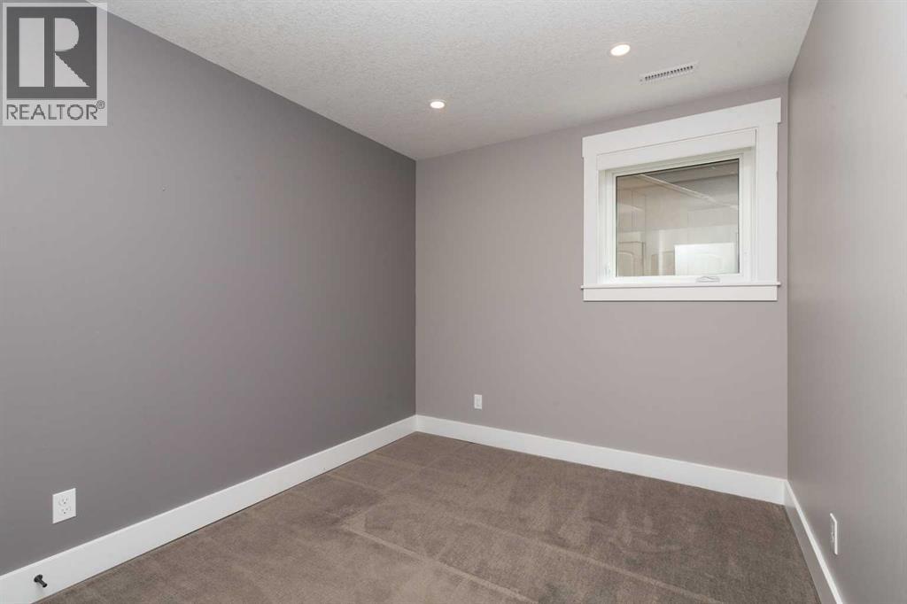 788 Canyonview Close W — photo 32