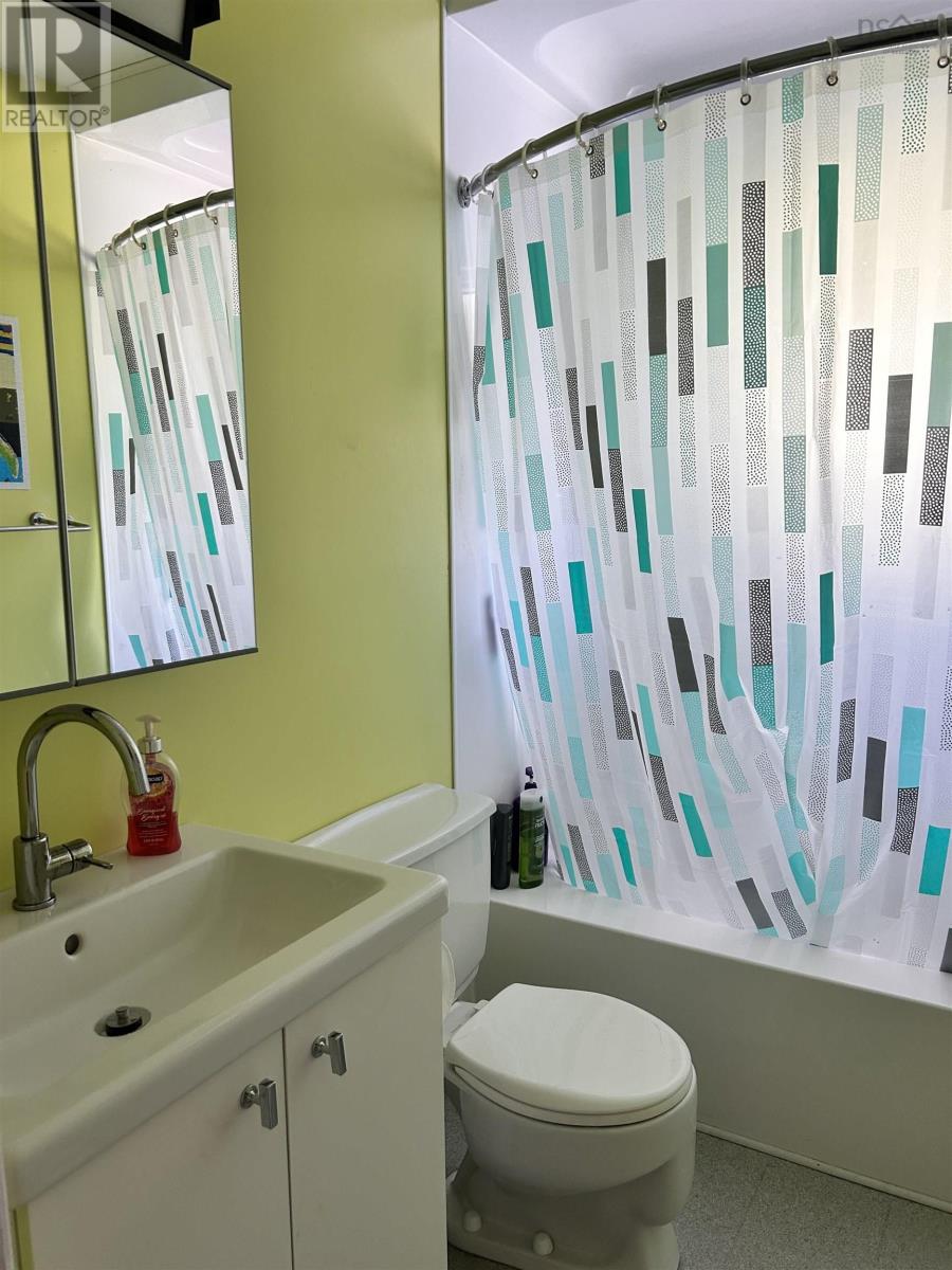 18 Oak Crescent - 24
