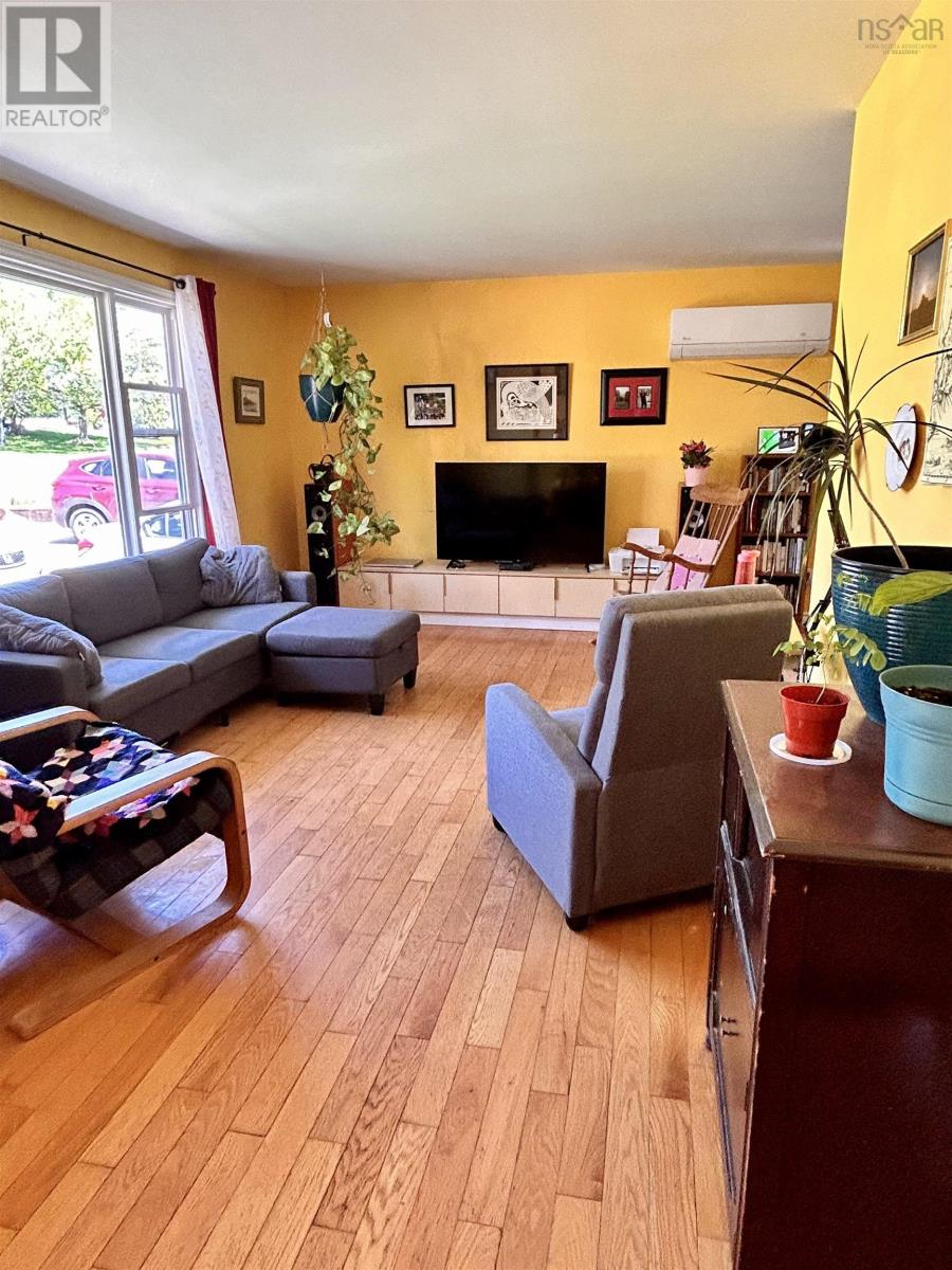 18 Oak Crescent - 6