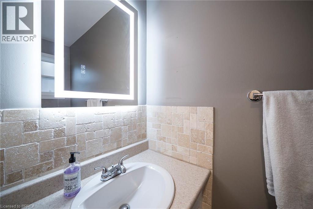 6-bedroom home for sale at 118 GREENFIELD Road, Brantford ON · photo 13 of 35