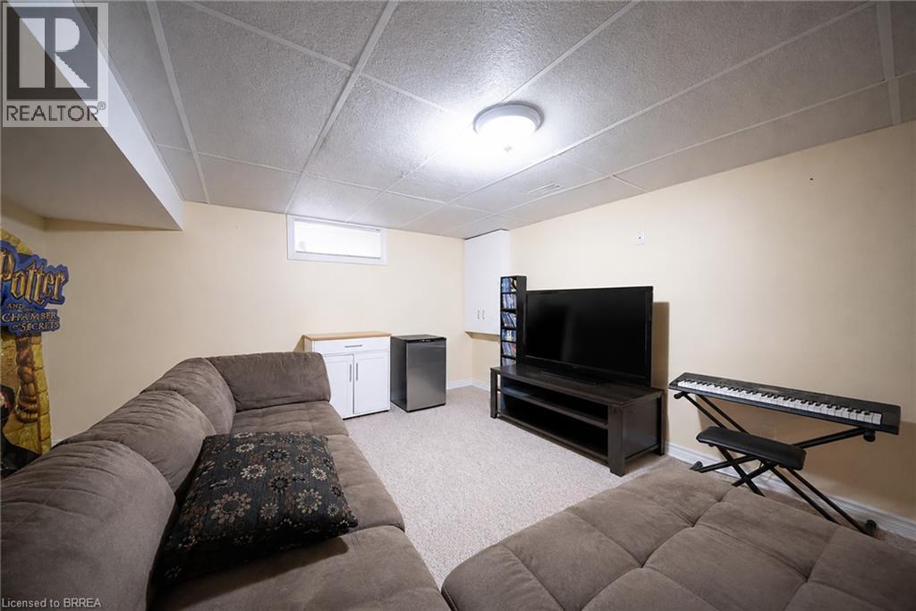 6-bedroom home for sale at 118 GREENFIELD Road, Brantford ON · photo 25 of 35