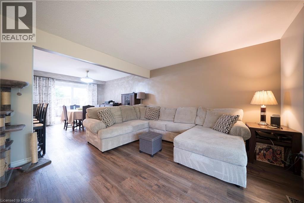 6-bedroom home for sale at 118 GREENFIELD Road, Brantford ON · photo 8 of 35