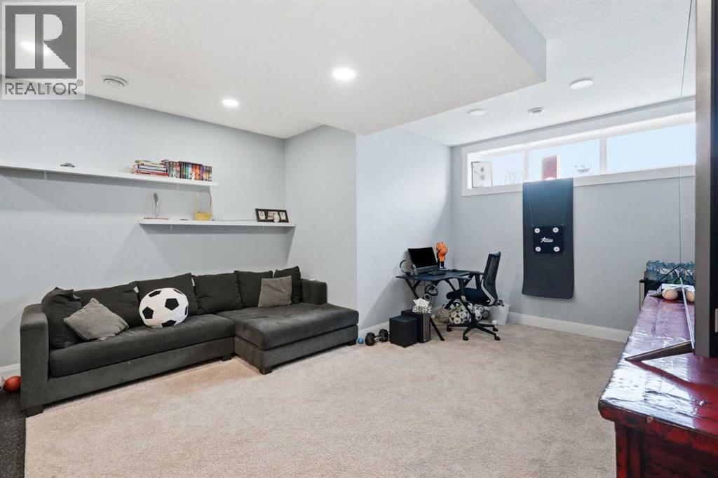 425 23 Avenue NE — photo 25