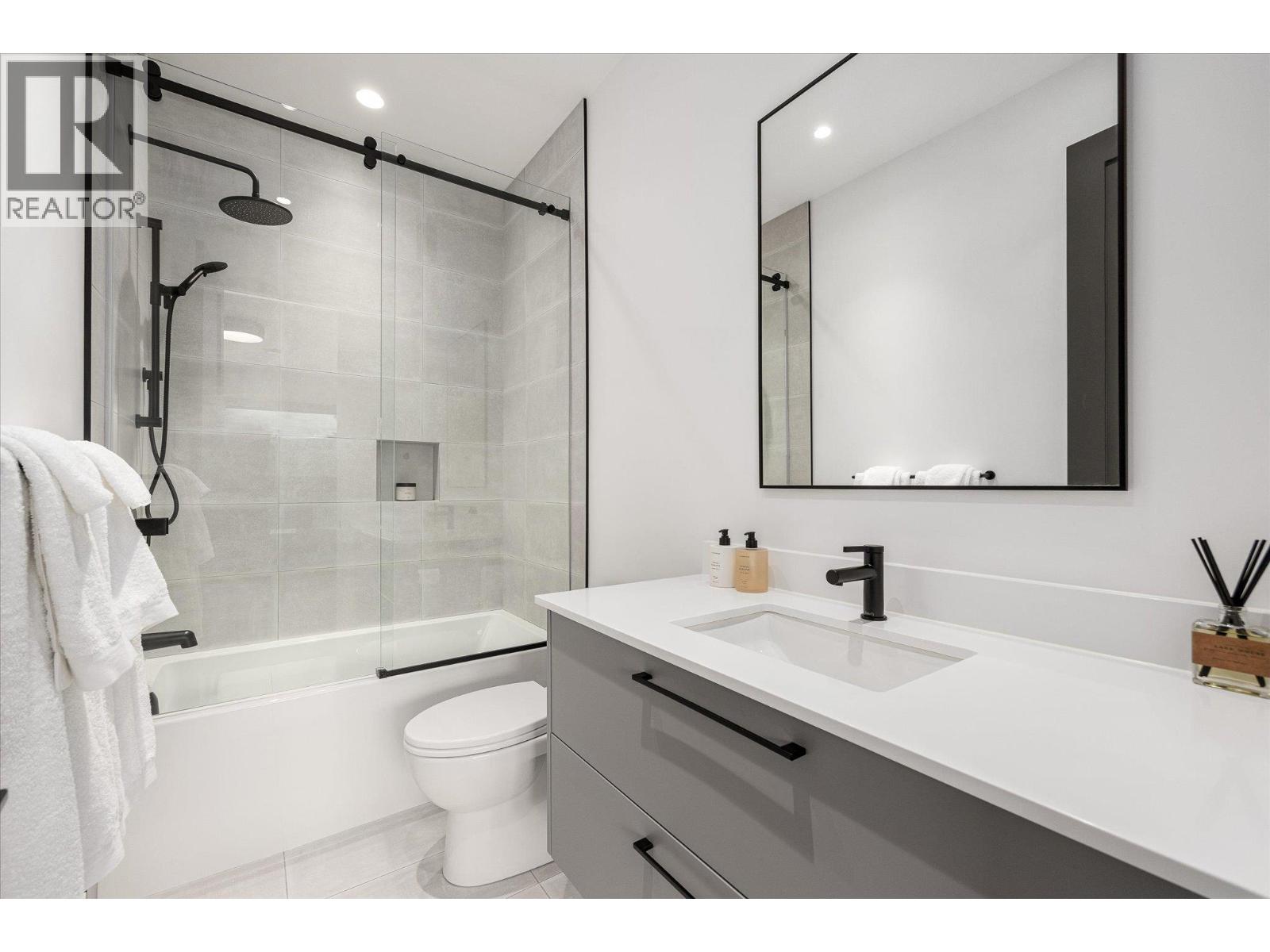  10038 Beacon Hill Drive, Lake Country