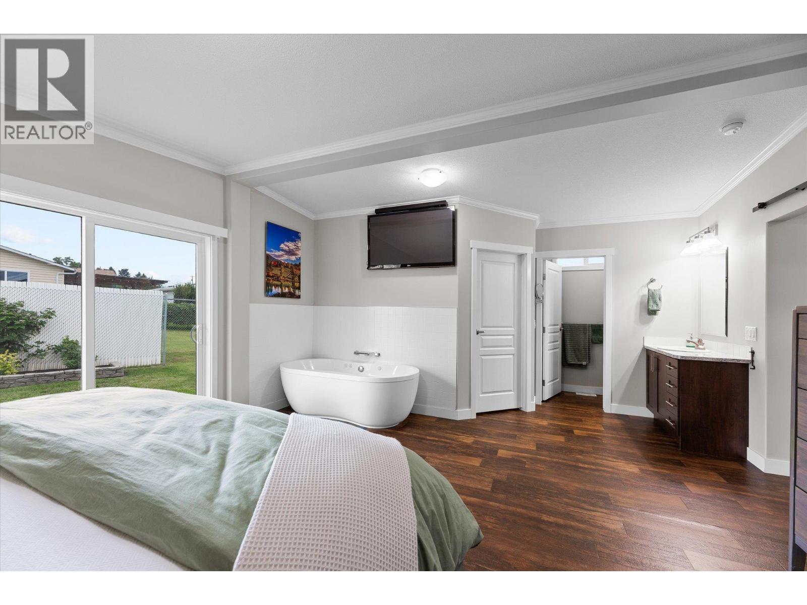#402 3591 Old Vernon Road - 19