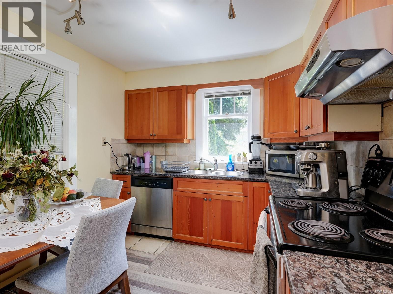 1167 Goldstream Ave - 10