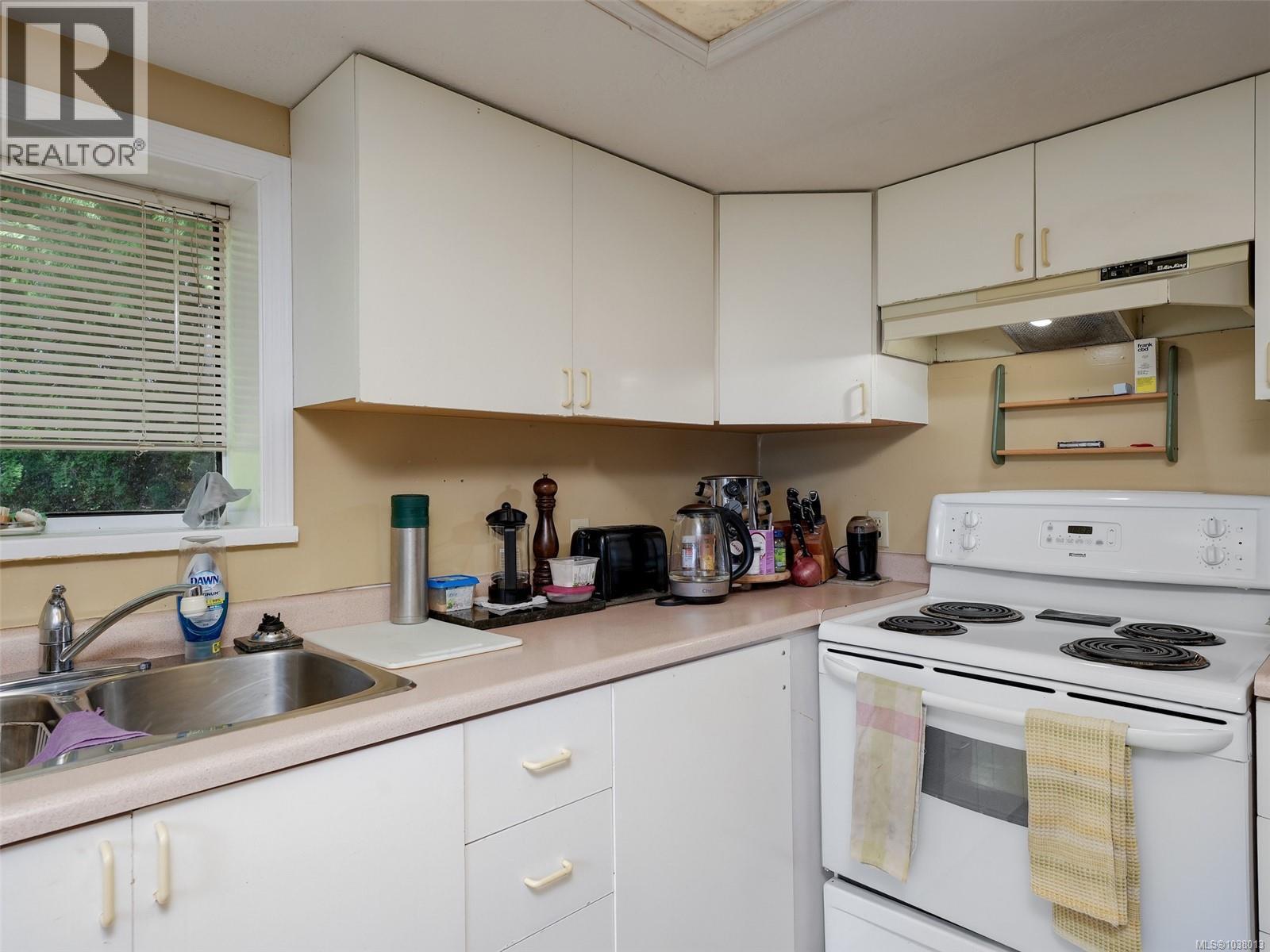 1167 Goldstream Ave - 17