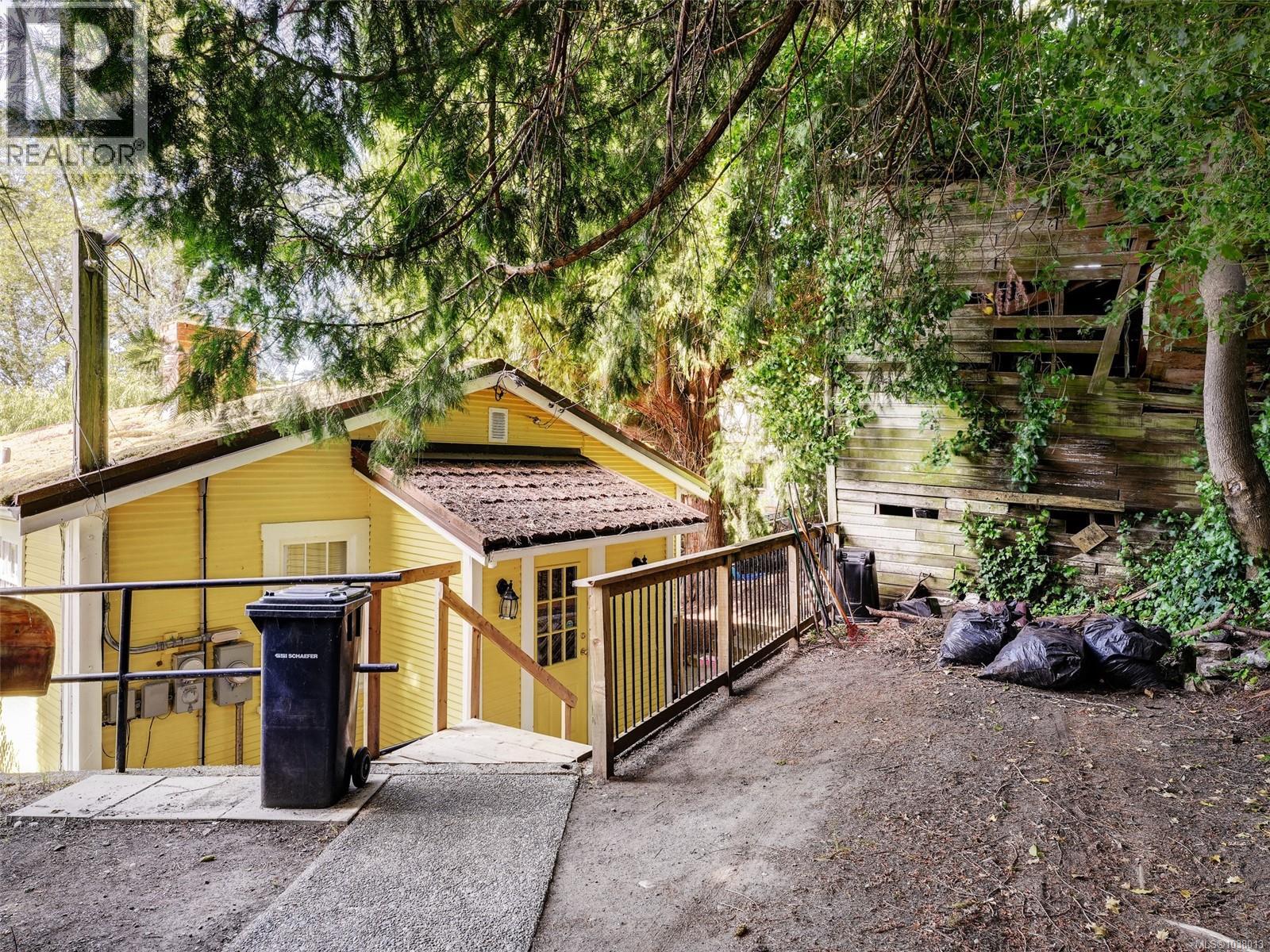 1167 Goldstream Ave - 26