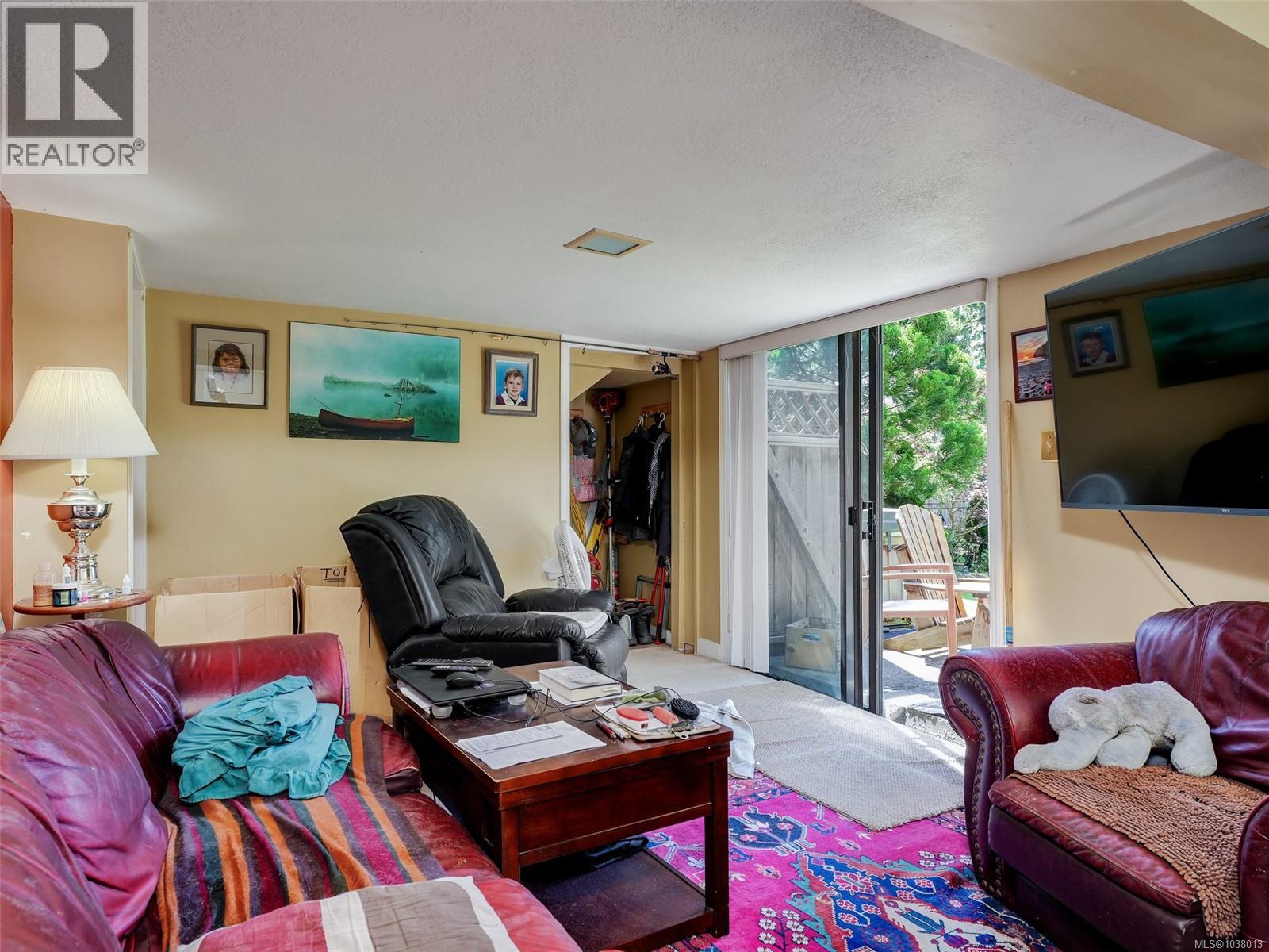 1167 Goldstream Ave - 16