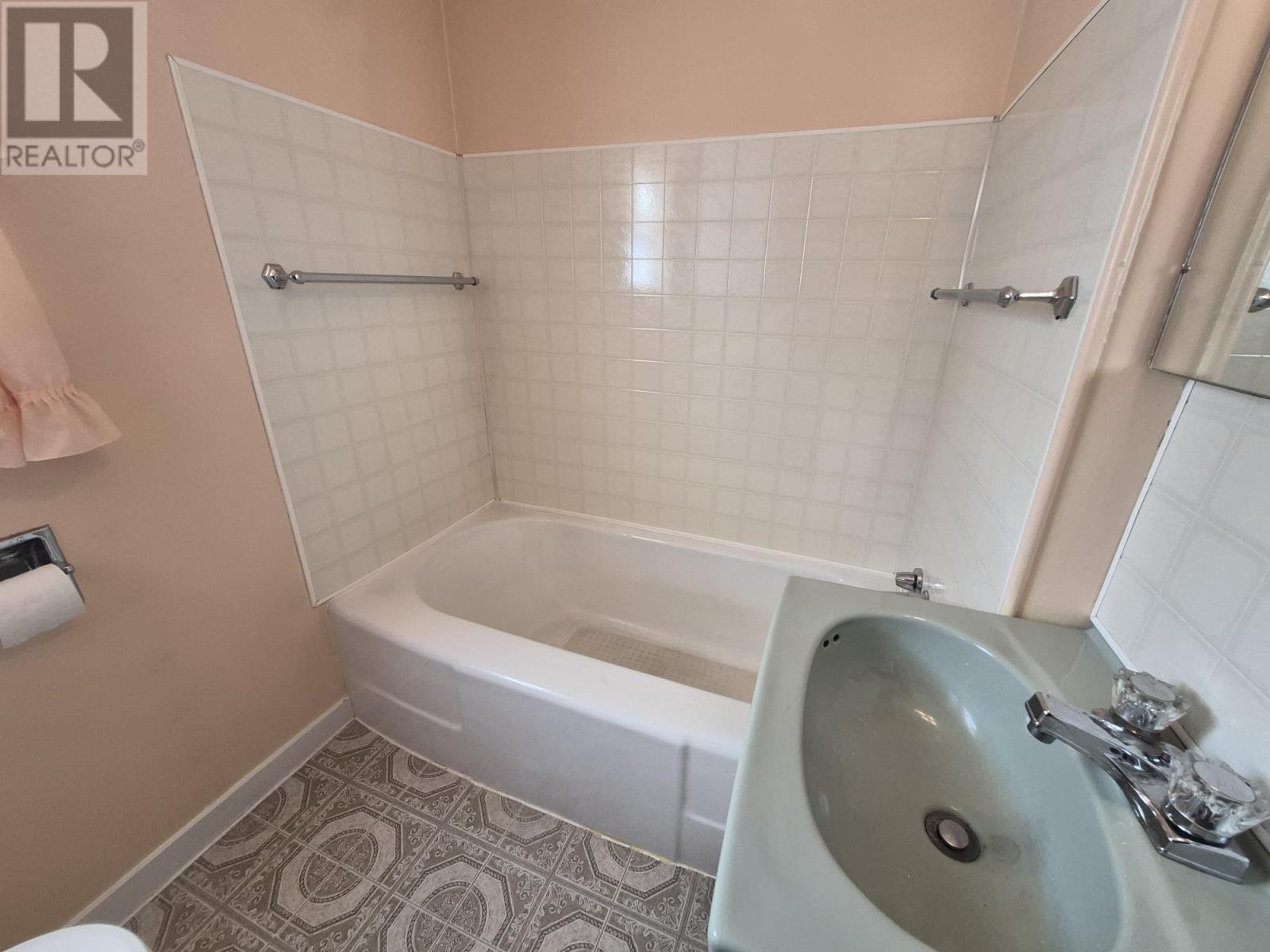 2 Laurier Ave - 18