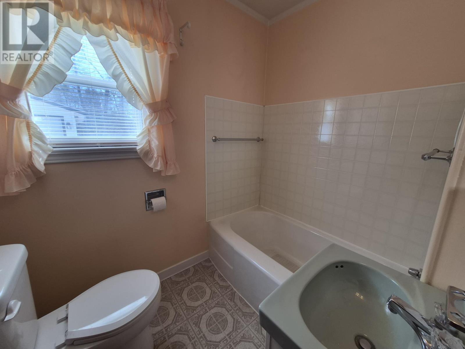 2 Laurier Ave - 19