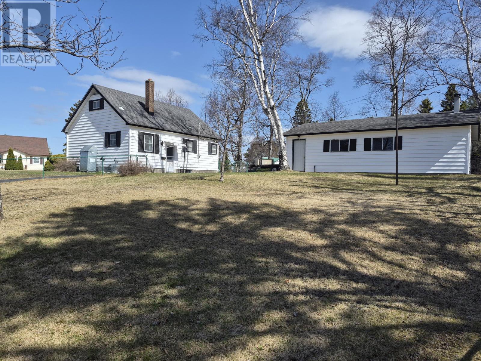 2 Laurier Ave - 40