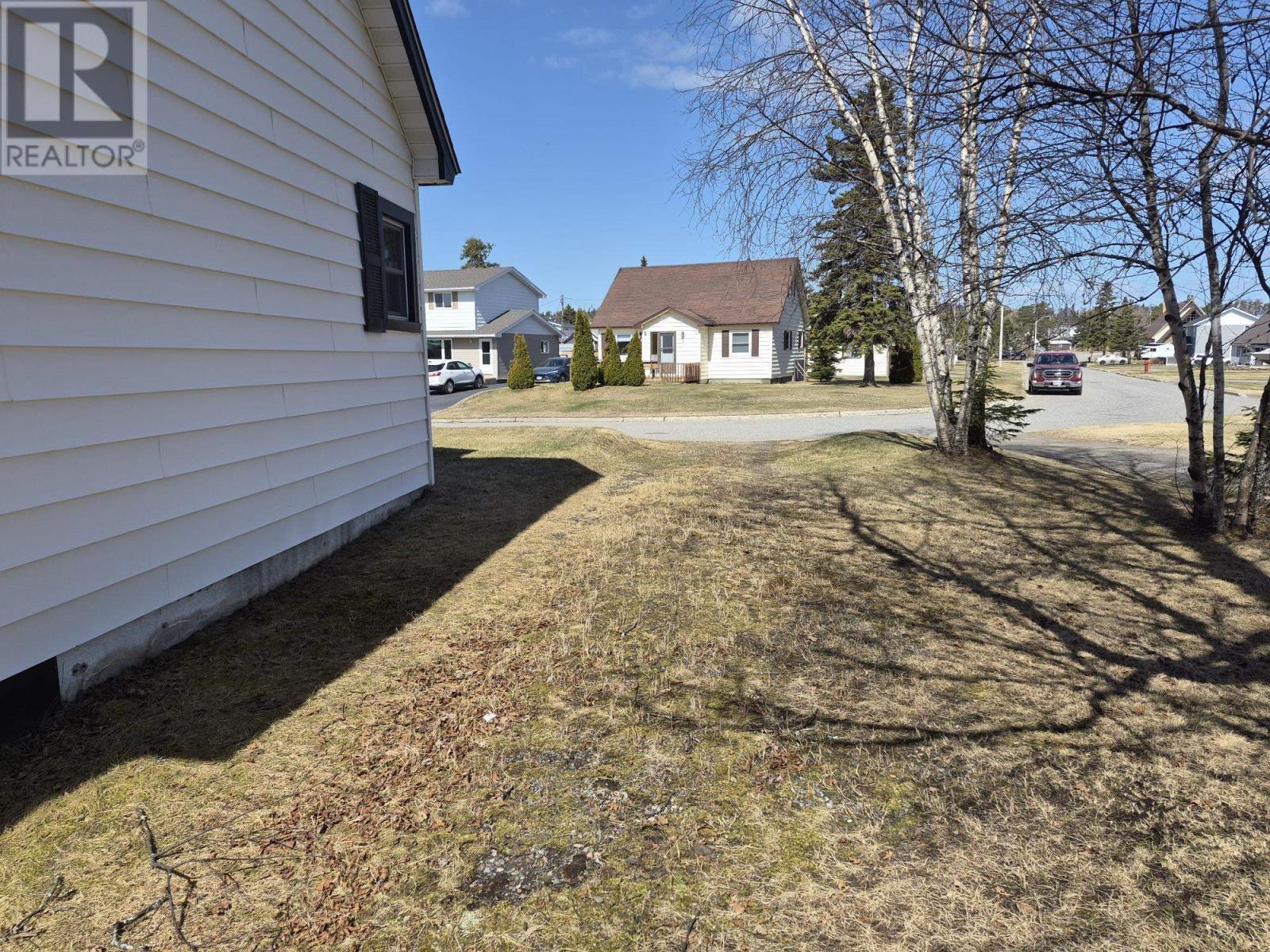 2 Laurier Ave - 43