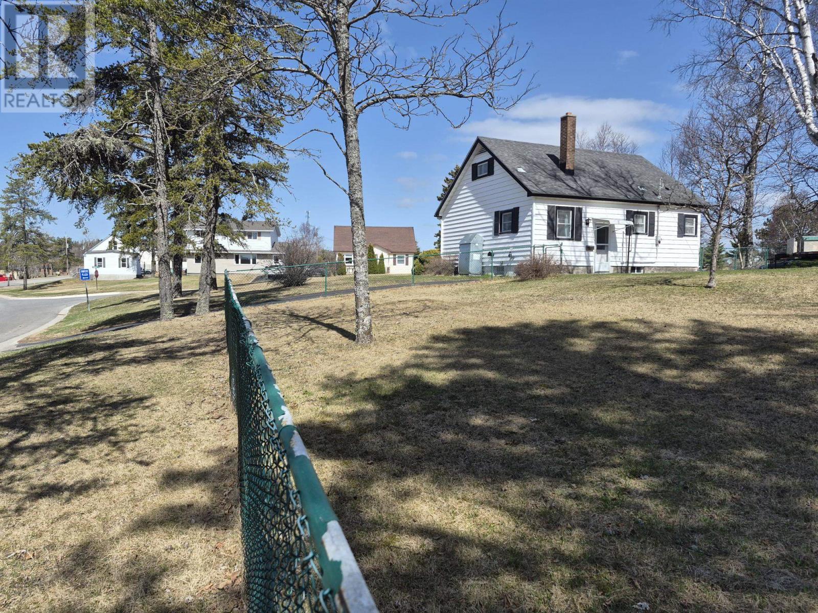 2 Laurier Ave - 41