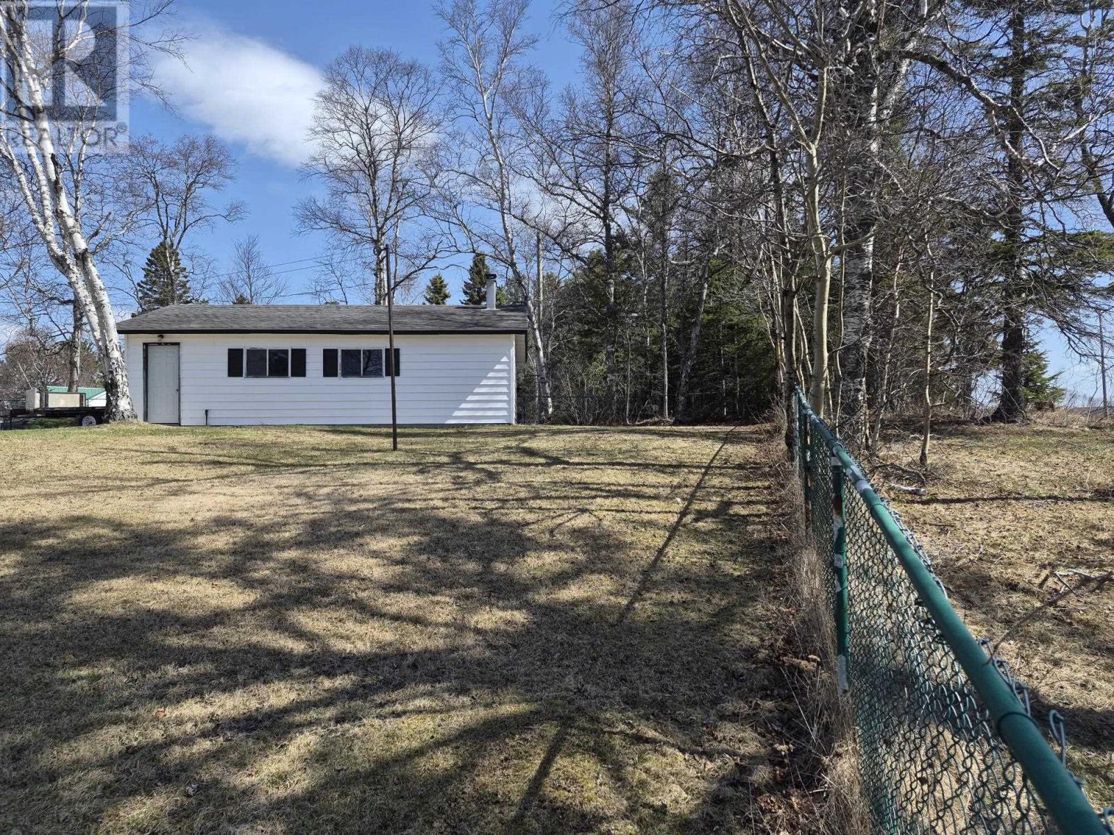 2 Laurier Ave - 42