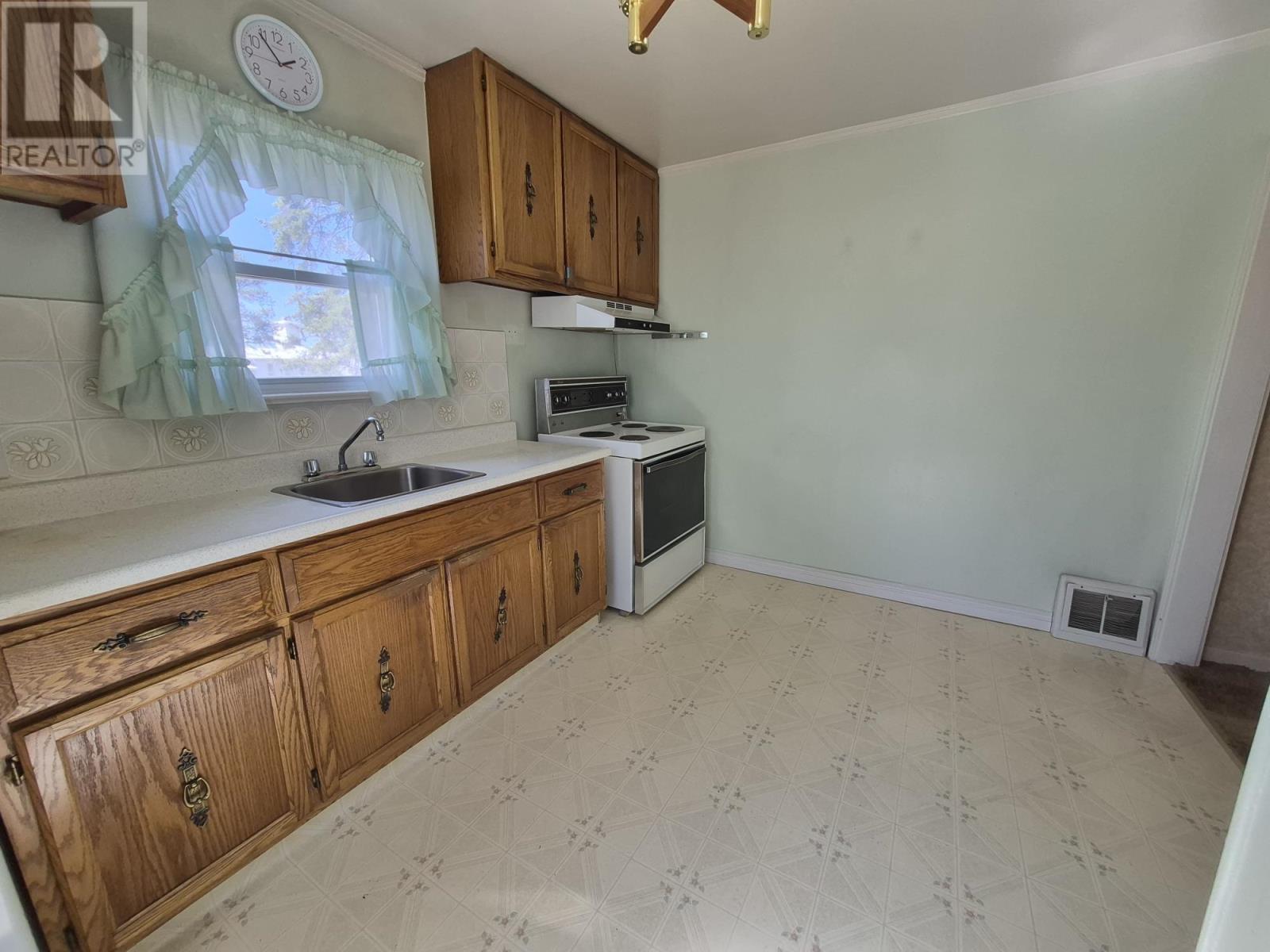 2 Laurier Ave - 7