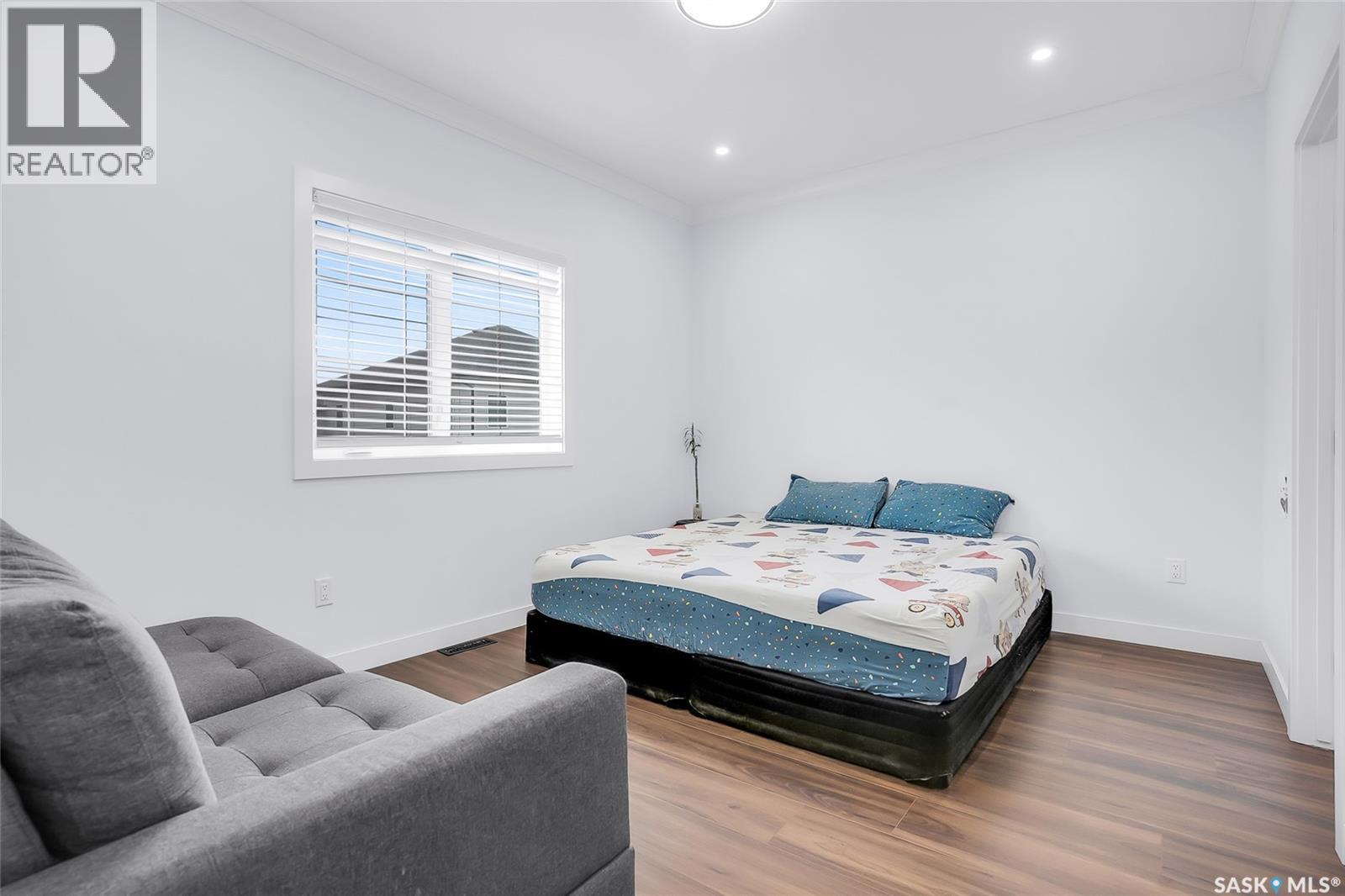 715 Bentley MANOR - 16