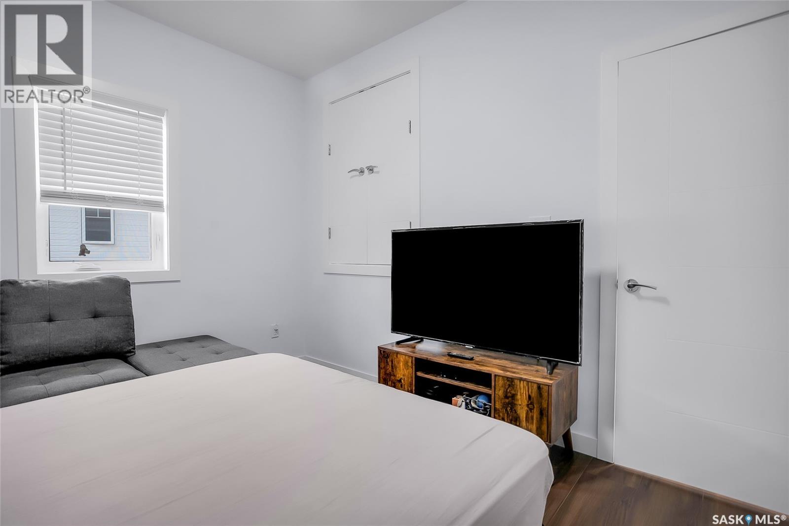 715 Bentley MANOR - 22