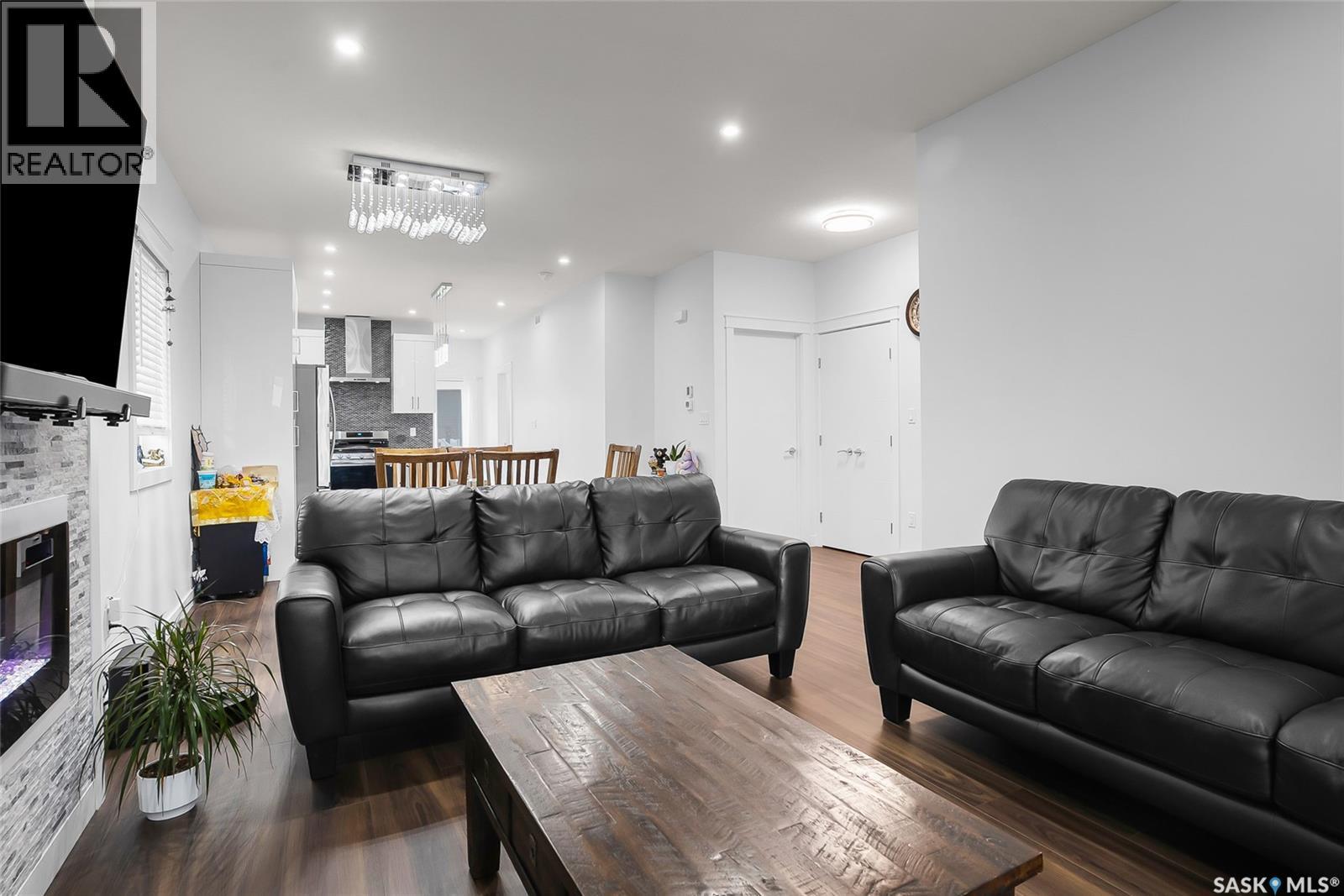 715 Bentley MANOR - 6
